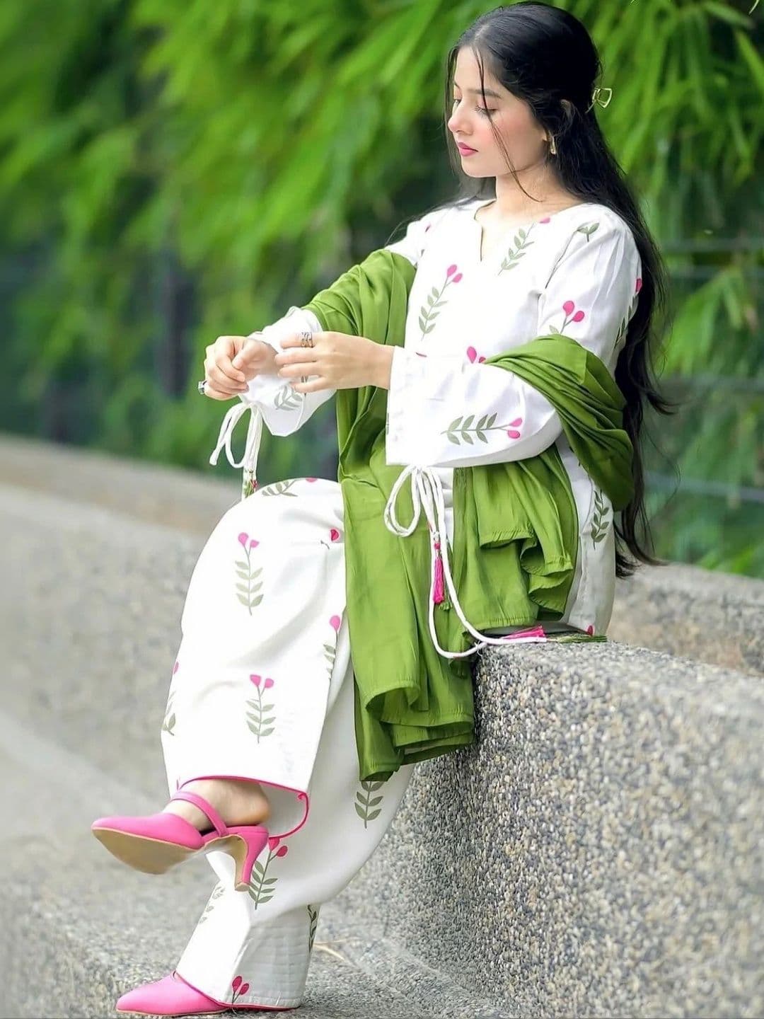 Liksha Clothing Women Floral Printed Kurta with Palazzos & With Dupatta thumbnail 2