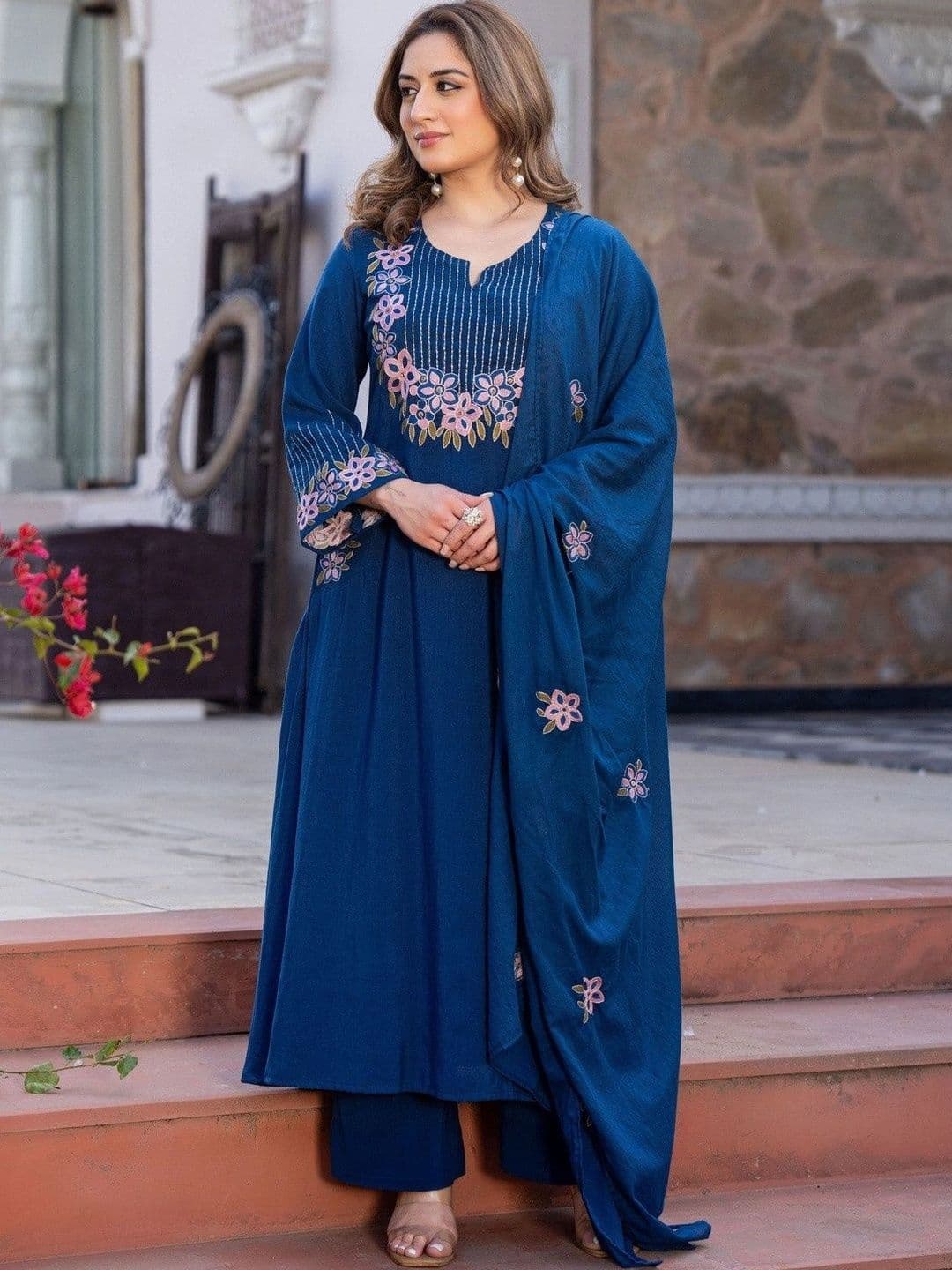 Cute fellow Women Floral Regular Thread Work Kurta with Palazzos & With Dupatta thumbnail 2