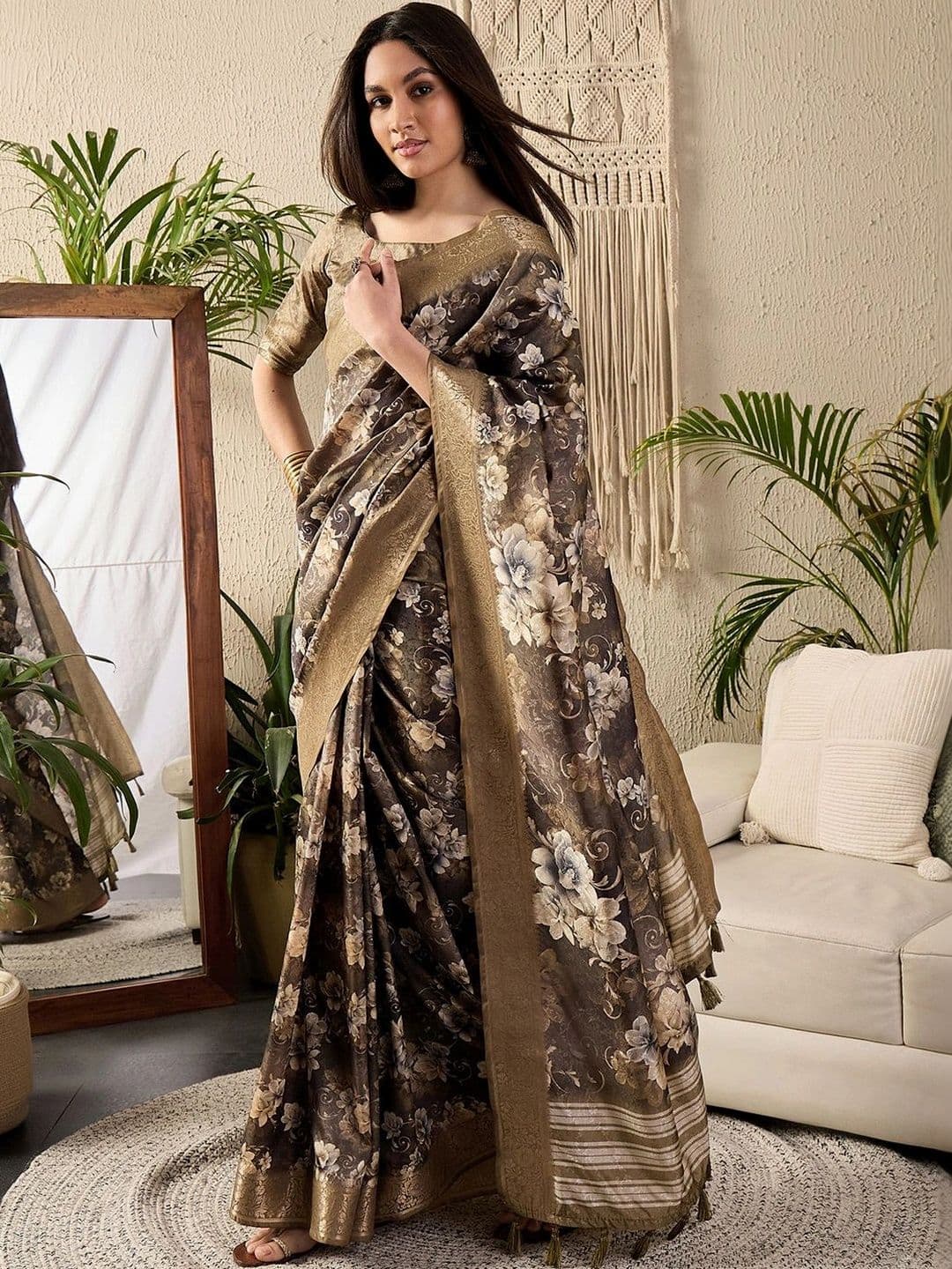 Sangria Floral Zari Silk Blend Designer Sungudi Saree thumbnail 6