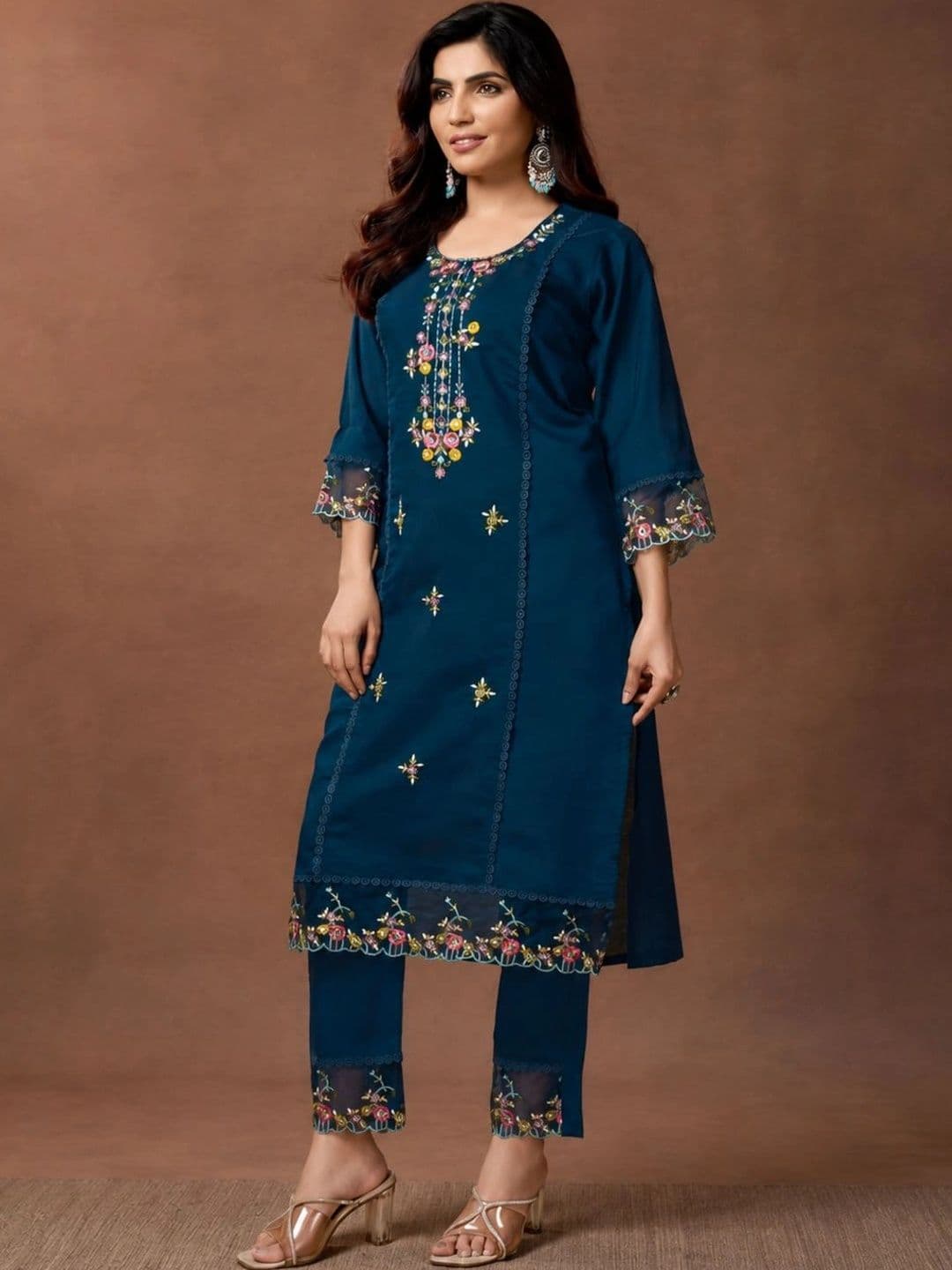PAUSE Women Embroidered Regular Thread Work Pure Silk Kurta with Trousers & With Dupatta thumbnail 3