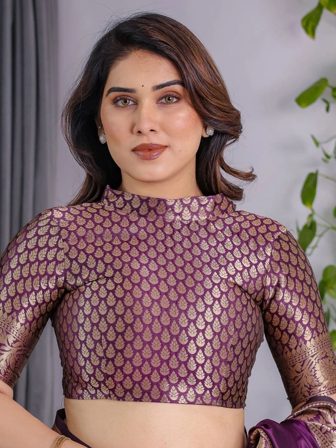 Mitera Woven Design Zari Silk Blend Designer Saree thumbnail 5