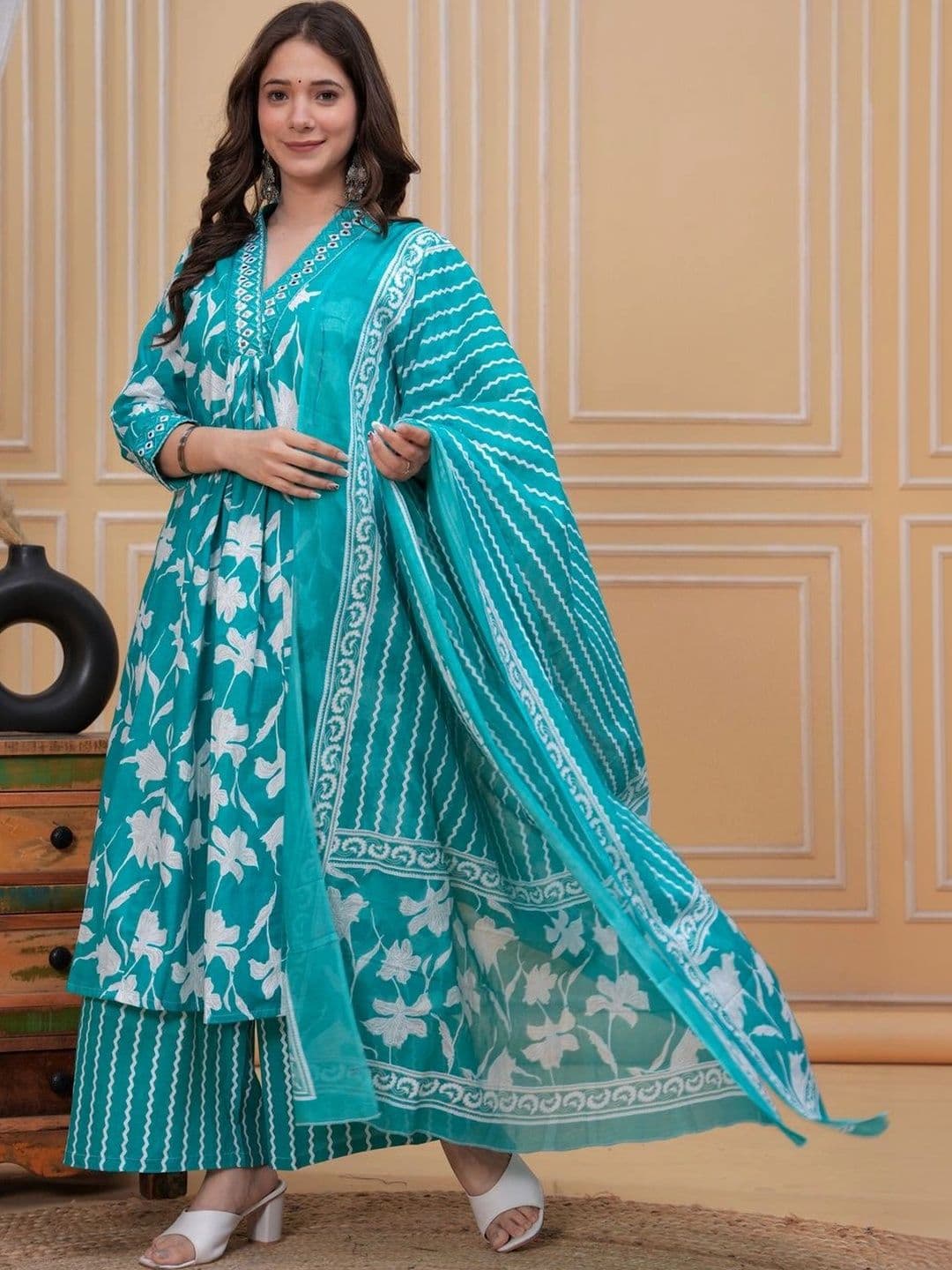 MEERA FAB Women Floral Printed Regular Pure Cotton Kurta with Palazzos & With Dupatta thumbnail 6