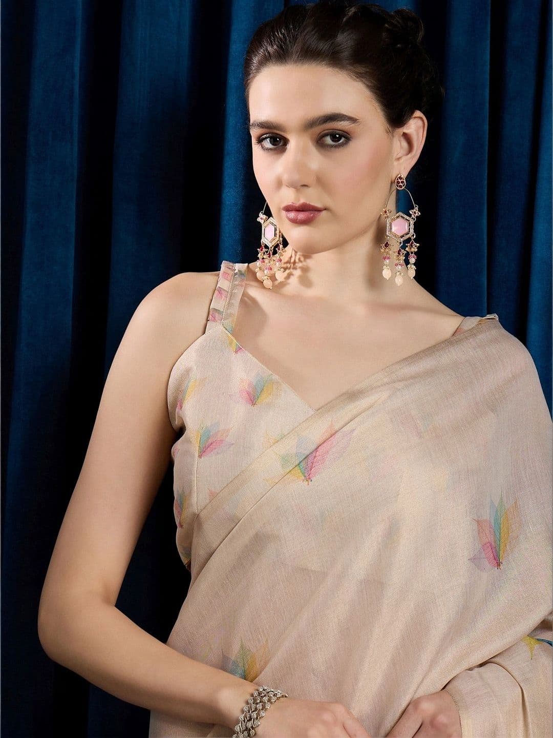 Sangria Floral Linen Blend Designer Saree thumbnail 7