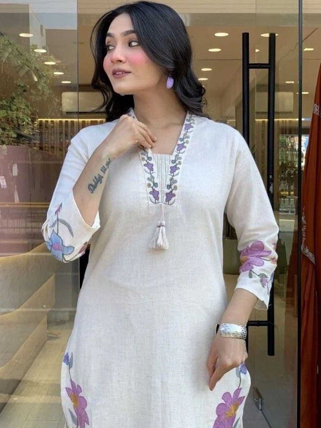 Laasika Women Floral Printed Regular Kurta with Palazzos & With Dupatta thumbnail 4