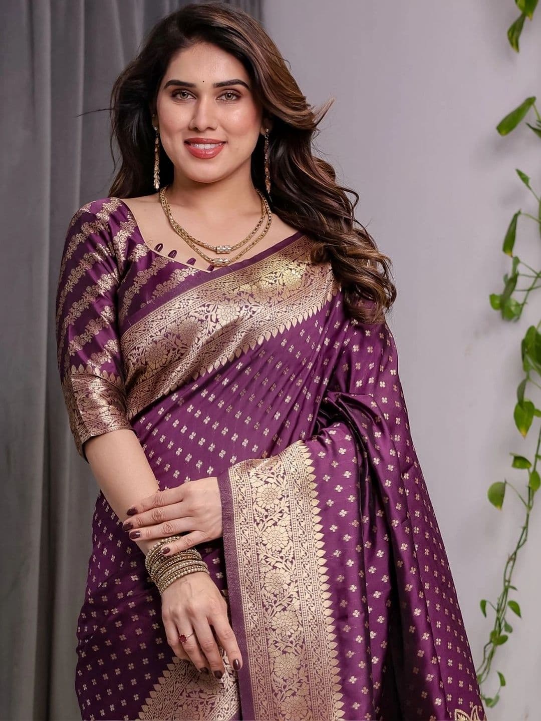 Mitera Woven Design Zari Silk Blend Designer Saree thumbnail 7