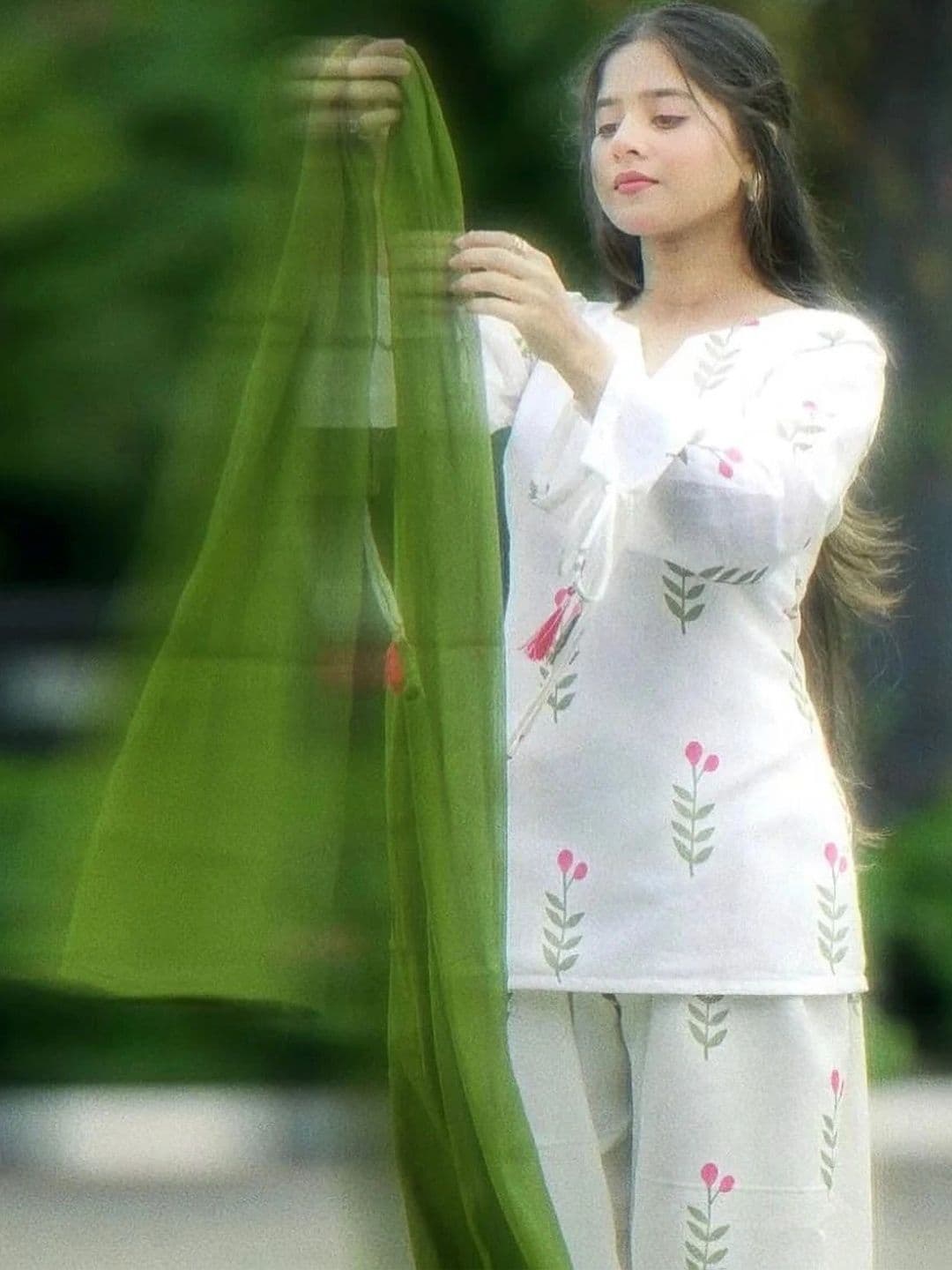 Liksha Clothing Women Floral Printed Kurta with Palazzos & With Dupatta thumbnail 4