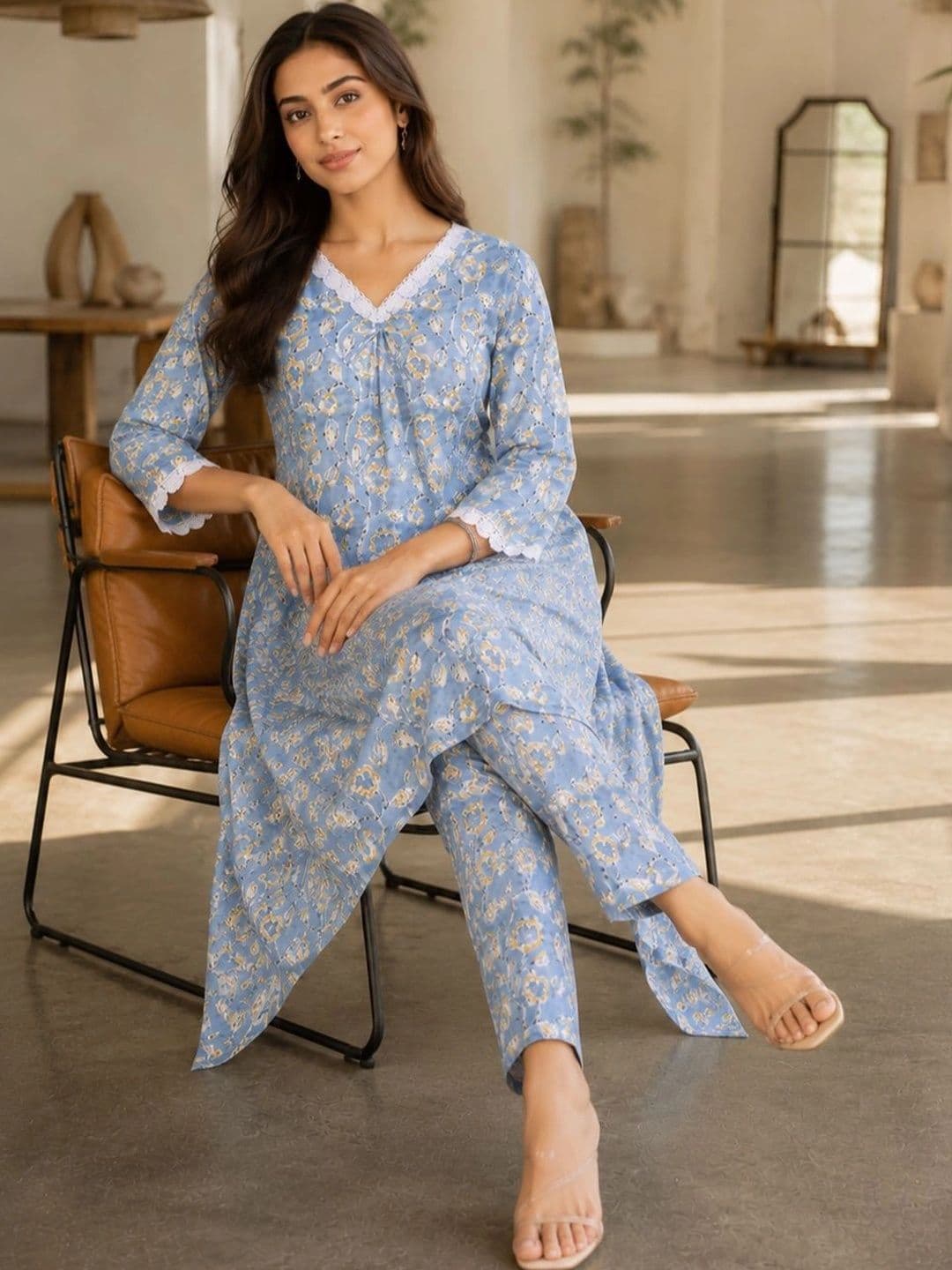 Bunai Women Floral Printed Regular Kurta with Trousers thumbnail 3