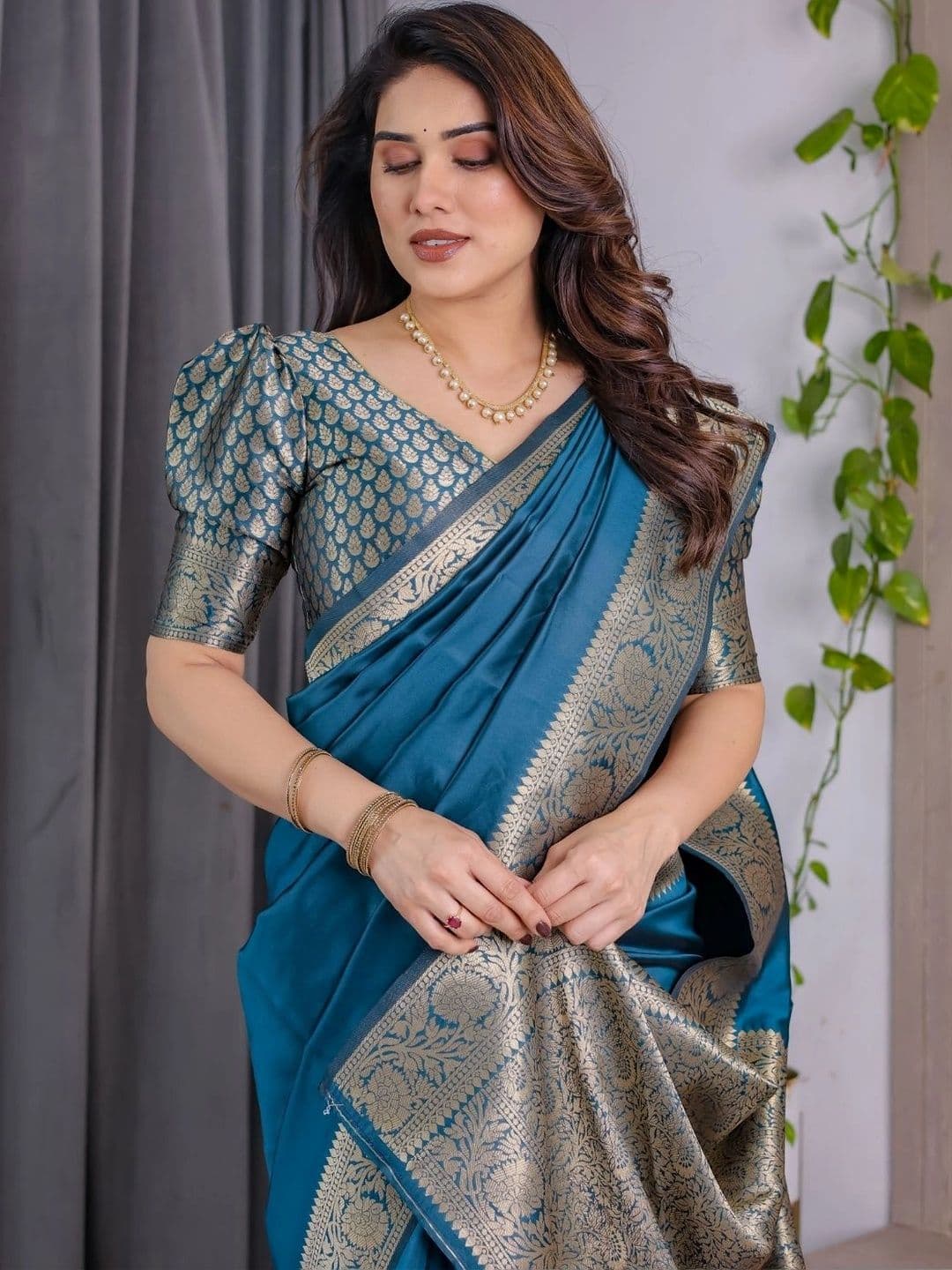 Mitera Woven Design Zari Silk Blend Designer Saree thumbnail 7