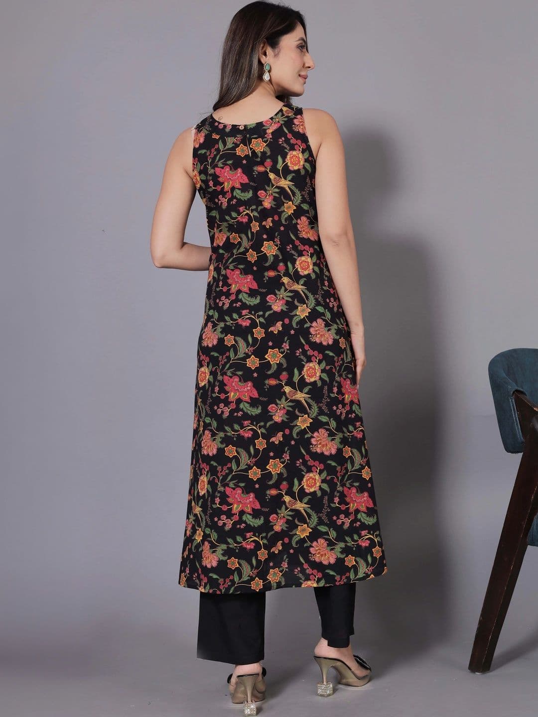 Charan Kanya Women Floral Printed Pure Cotton Straight Kurta with Palazzos thumbnail 4