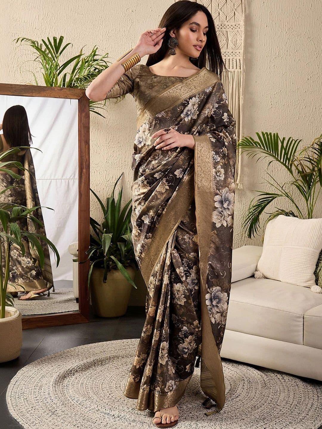 Sangria Floral Zari Silk Blend Designer Sungudi Saree thumbnail 5
