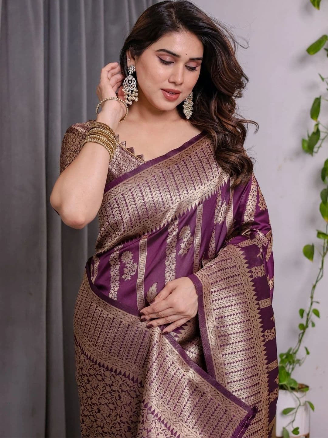 Mitera Woven Design Zari Silk Blend Designer Saree thumbnail 3