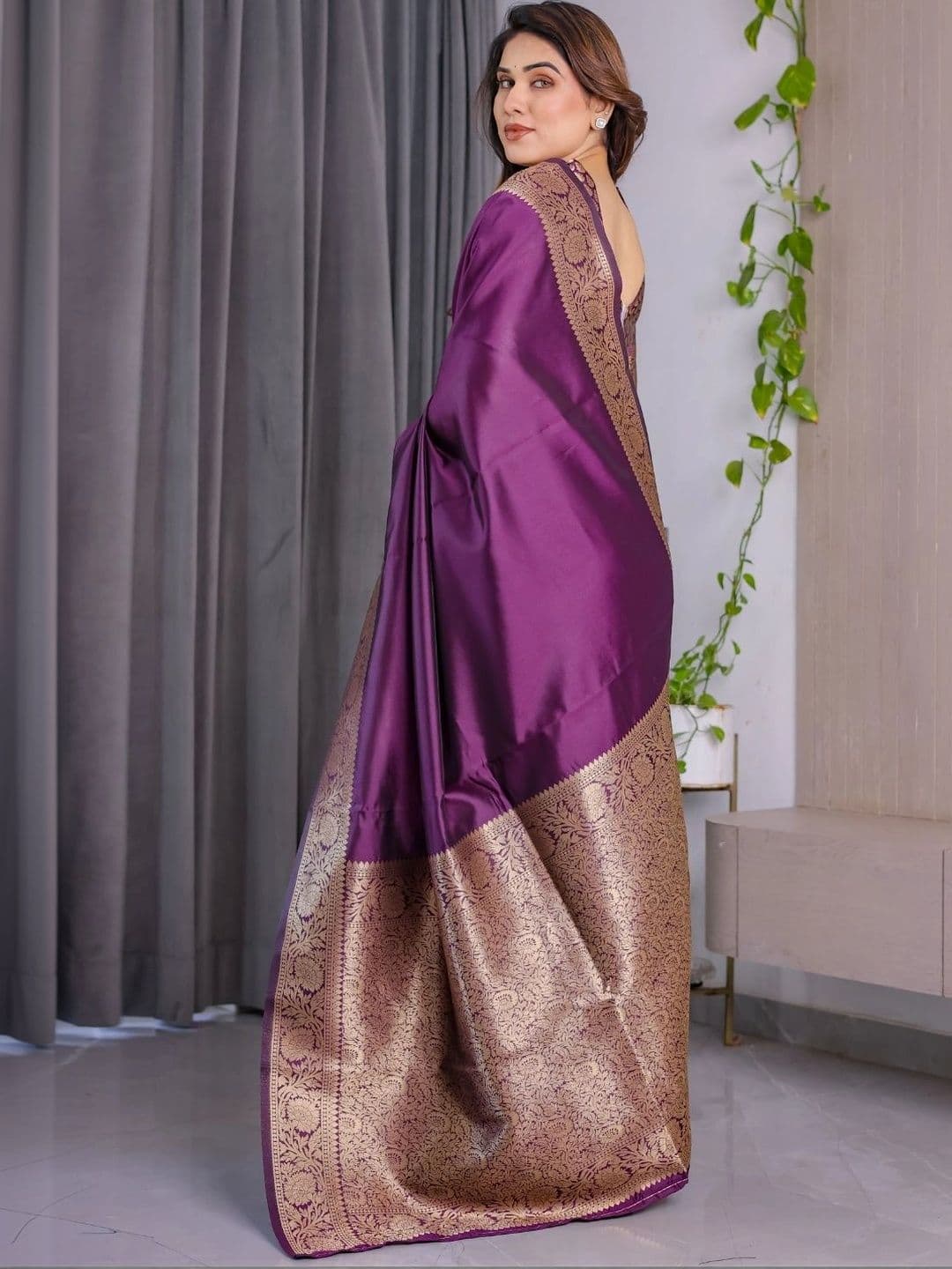 Mitera Woven Design Zari Silk Blend Designer Saree thumbnail 6