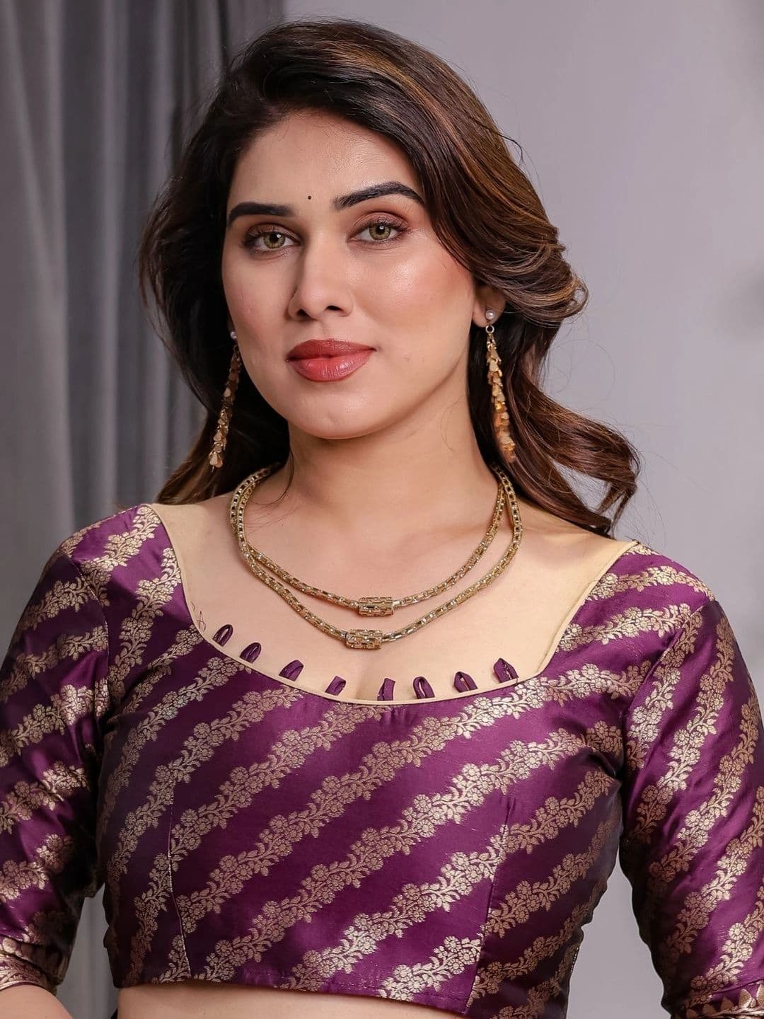 Mitera Woven Design Zari Silk Blend Designer Saree thumbnail 3