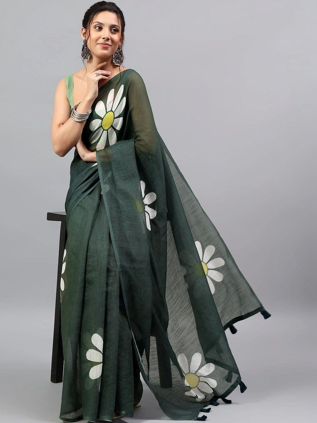 Pixie lane Floral Zari Linen Blend Saree thumbnail 2