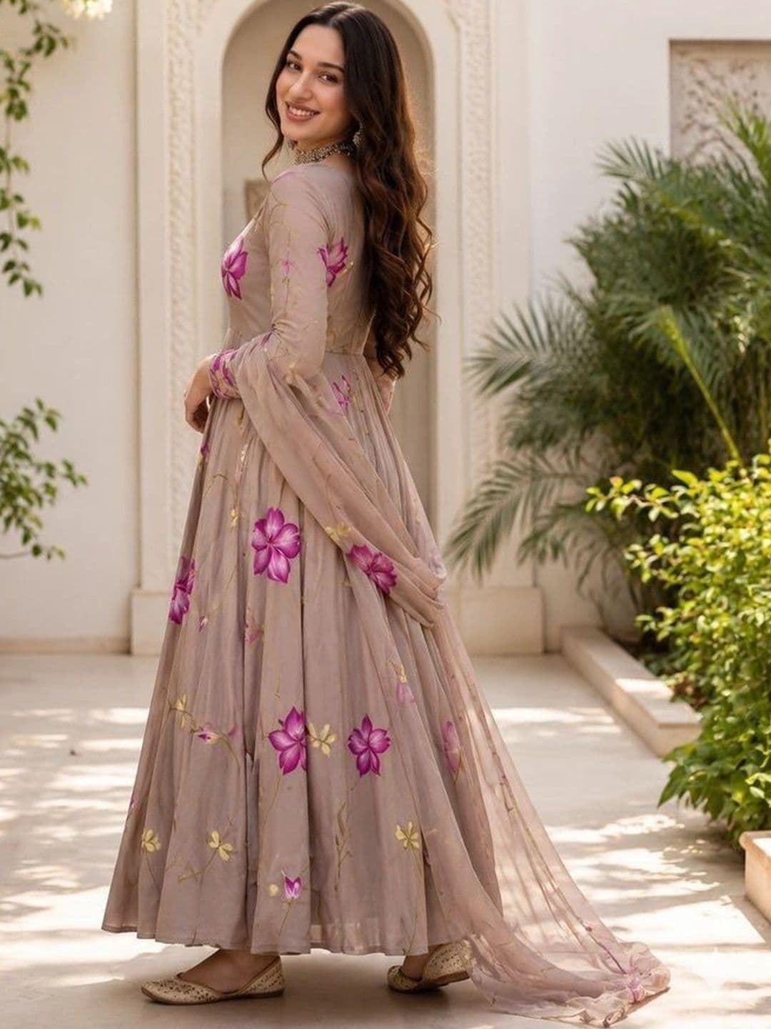 Raiyani Enterprise Women Floral Printed Regular Kurta with Palazzos & With Dupatta thumbnail 3