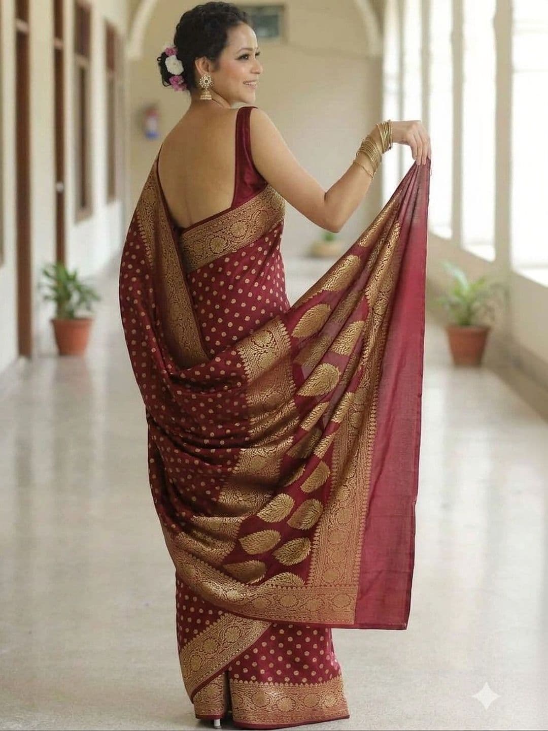Milvia Polka Dot Zari Silk Blend Designer Kanjeevaram Saree thumbnail 3