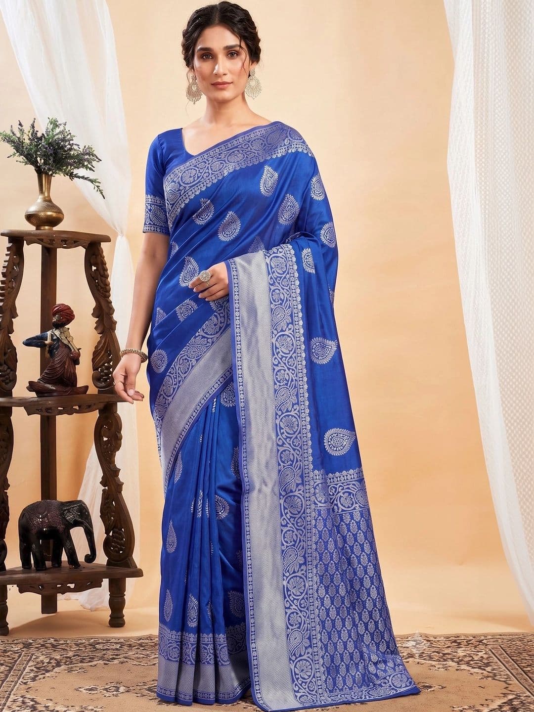 Milvia Ethnic Motifs Zari Silk Blend Designer Kanjeevaram Saree - view 1