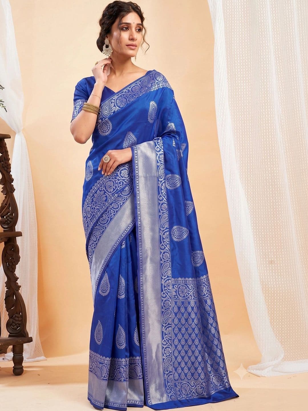 Milvia Ethnic Motifs Zari Silk Blend Designer Kanjeevaram Saree thumbnail 7