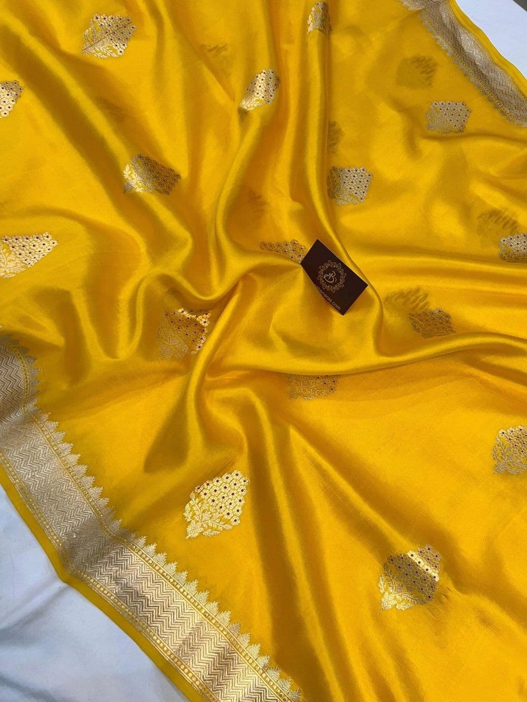 Milvia Ethnic Motifs Zari Silk Blend Designer Kanjeevaram Saree thumbnail 2