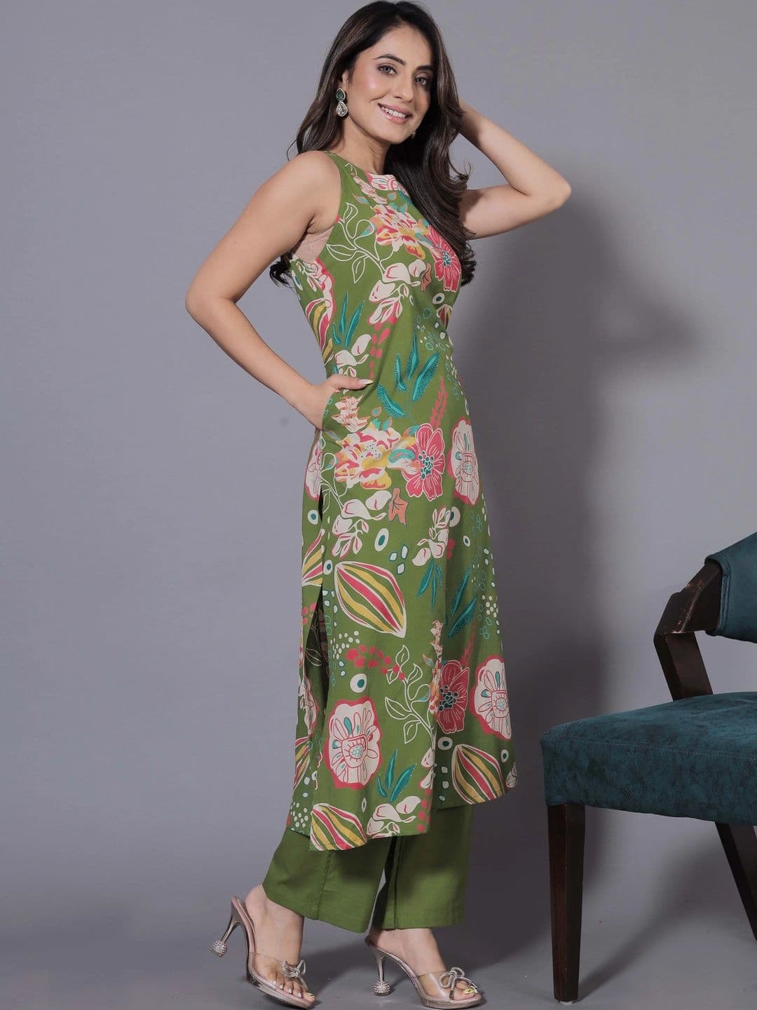 Charan Kanya Women Floral Printed Regular Kurta with Palazzos thumbnail 3
