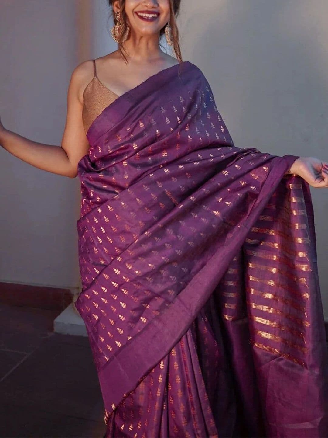 HERE&NOW Woven Design Zari Silk Blend Banarasi Saree thumbnail 3