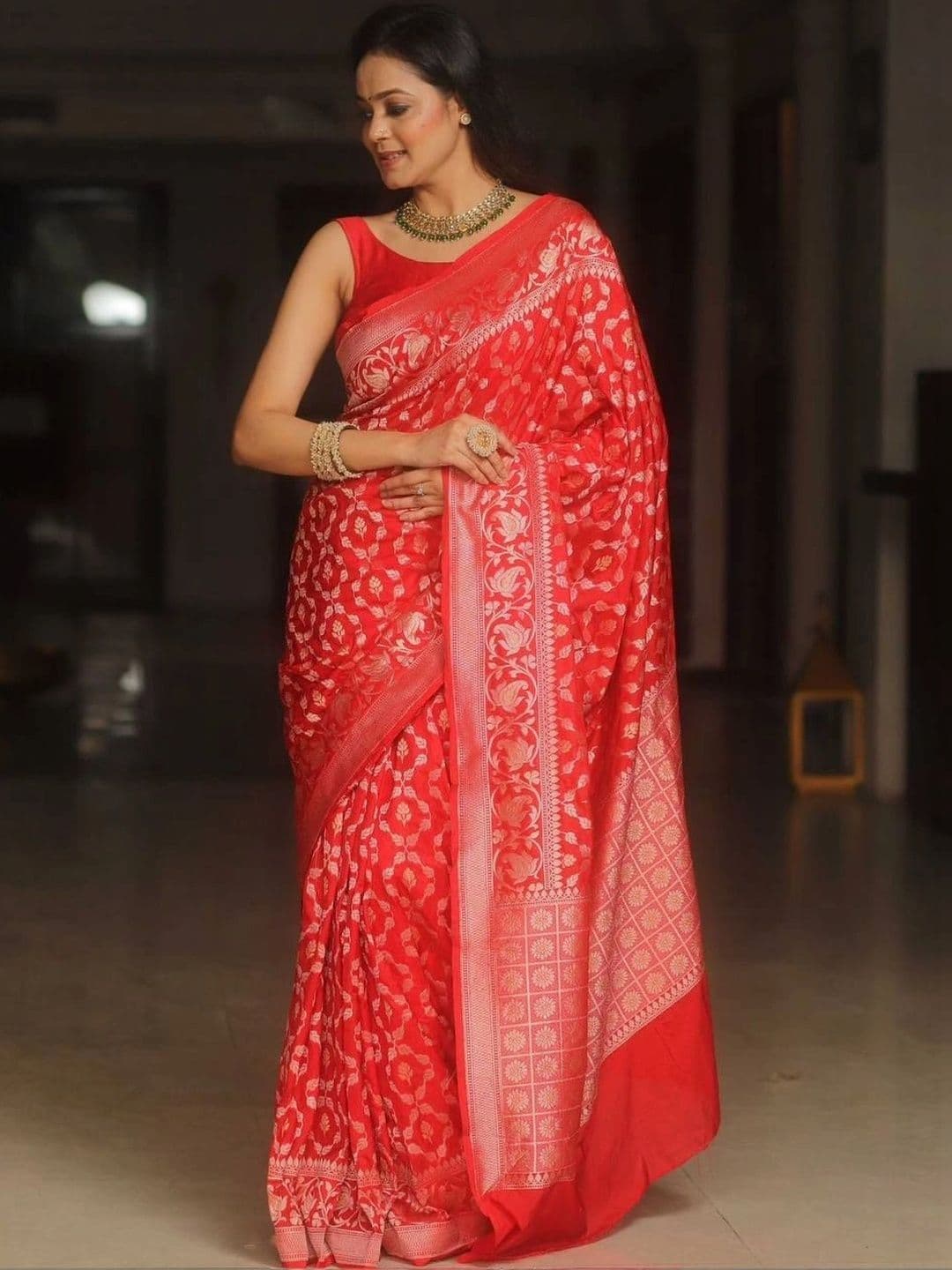 Milvia Ethnic Motifs Zari Silk Blend Designer Banarasi Saree thumbnail 3
