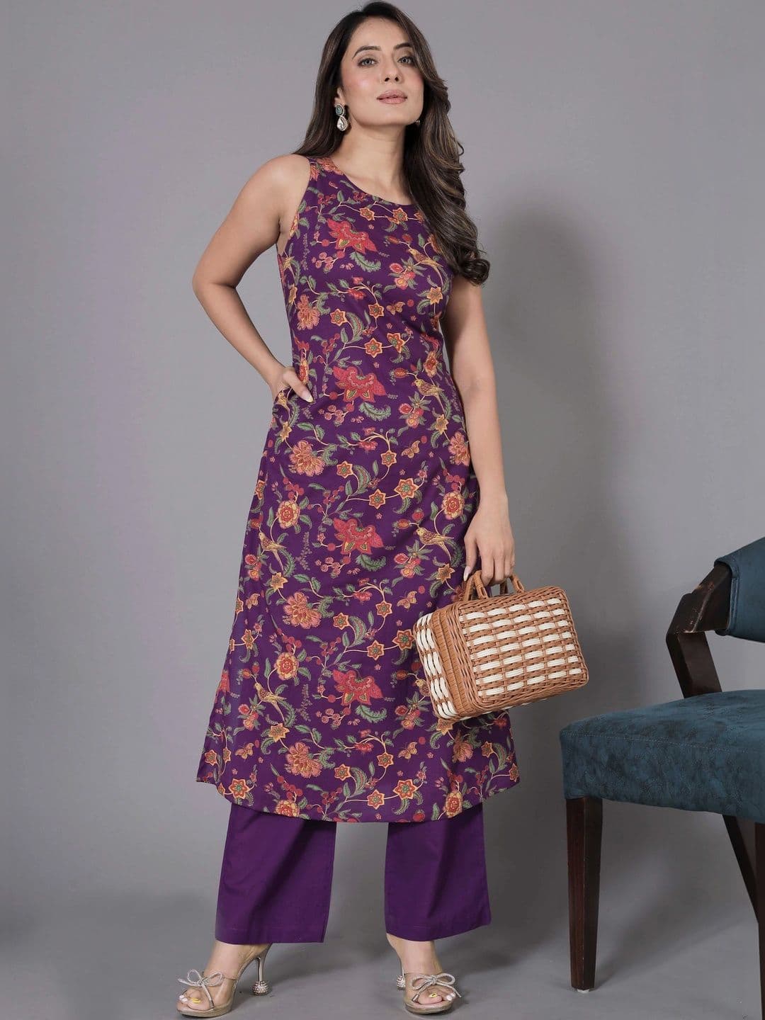 Charan Kanya Women Floral Printed Regular Kurta with Palazzos thumbnail 3