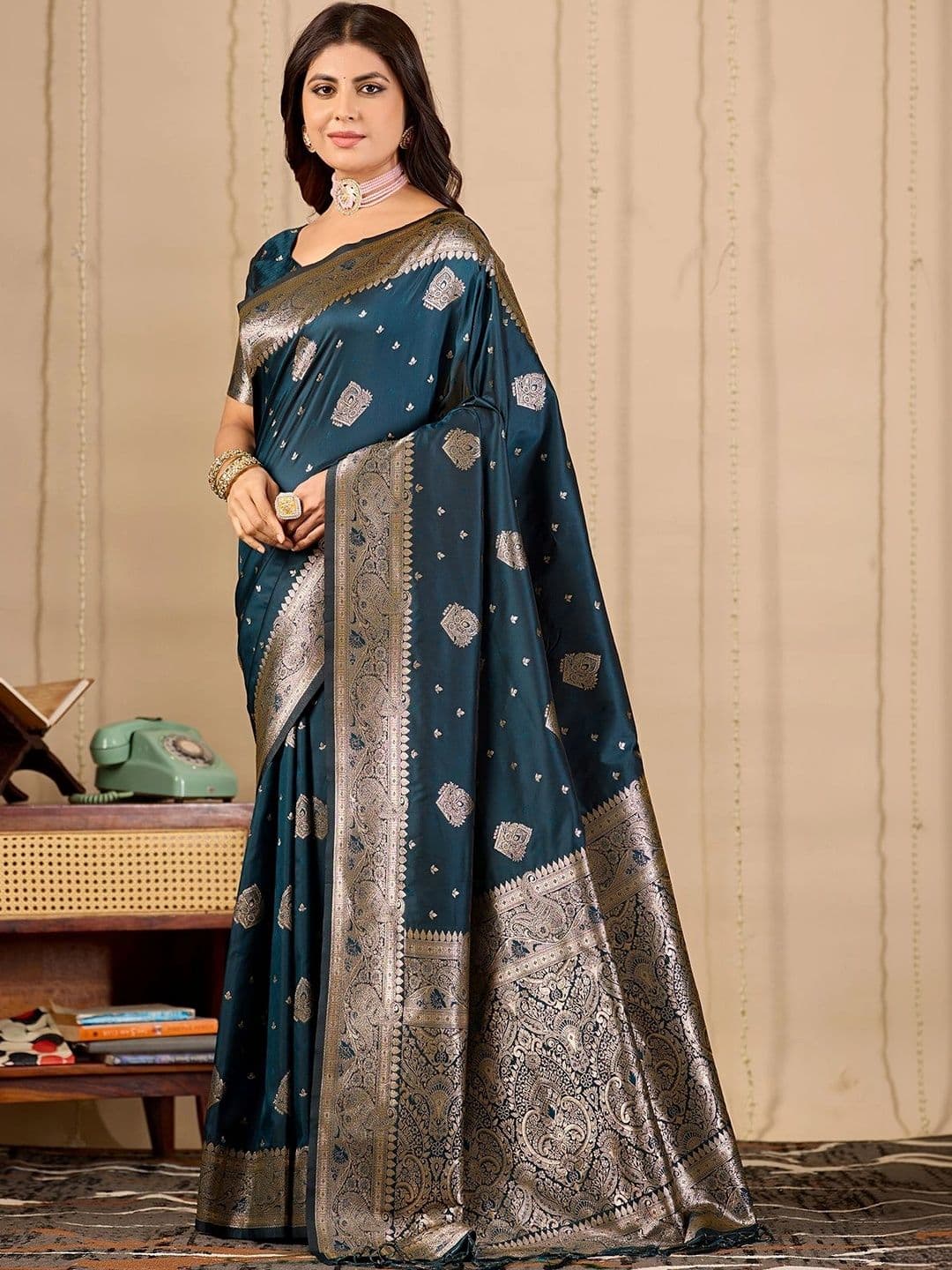 FABRINO Woven Design Zari Banarasi Saree thumbnail 4