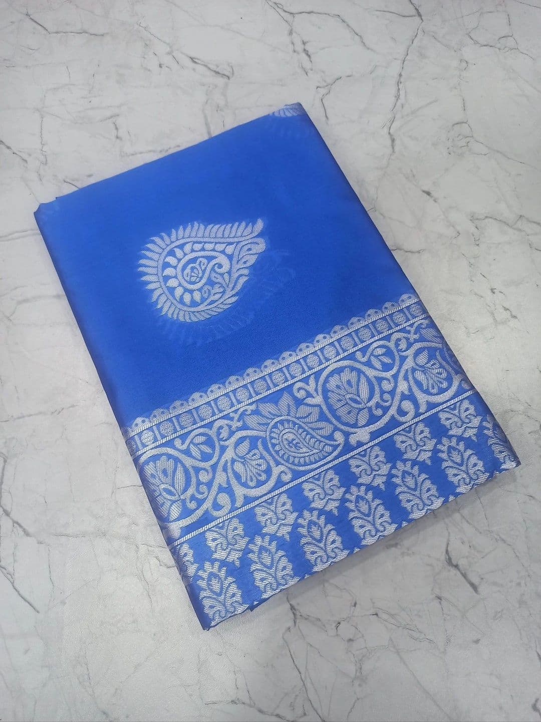Milvia Ethnic Motifs Zari Silk Blend Designer Kanjeevaram Saree thumbnail 6