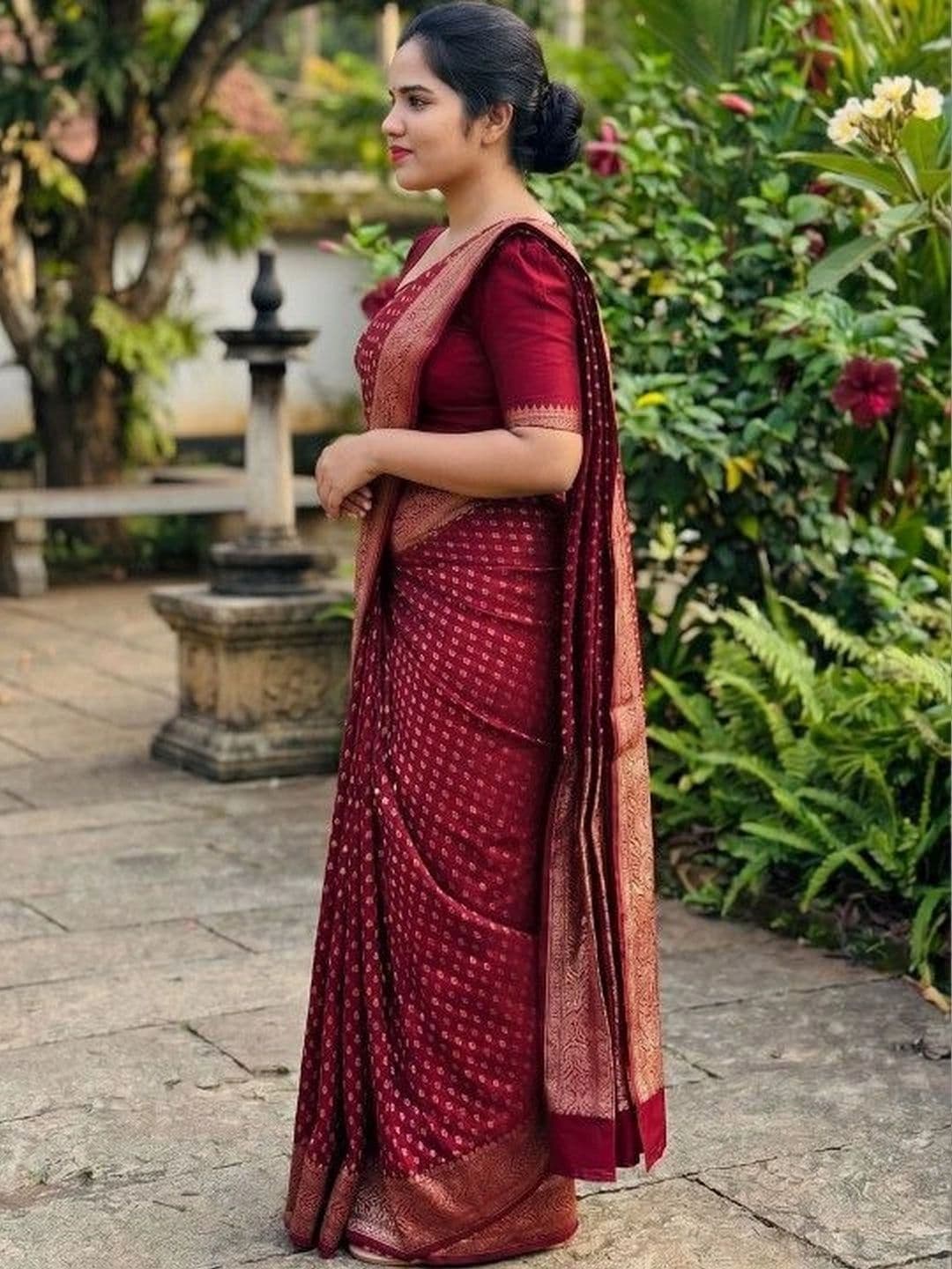 Milvia Woven Design Zari Silk Blend Designer Kanjeevaram Saree thumbnail 6