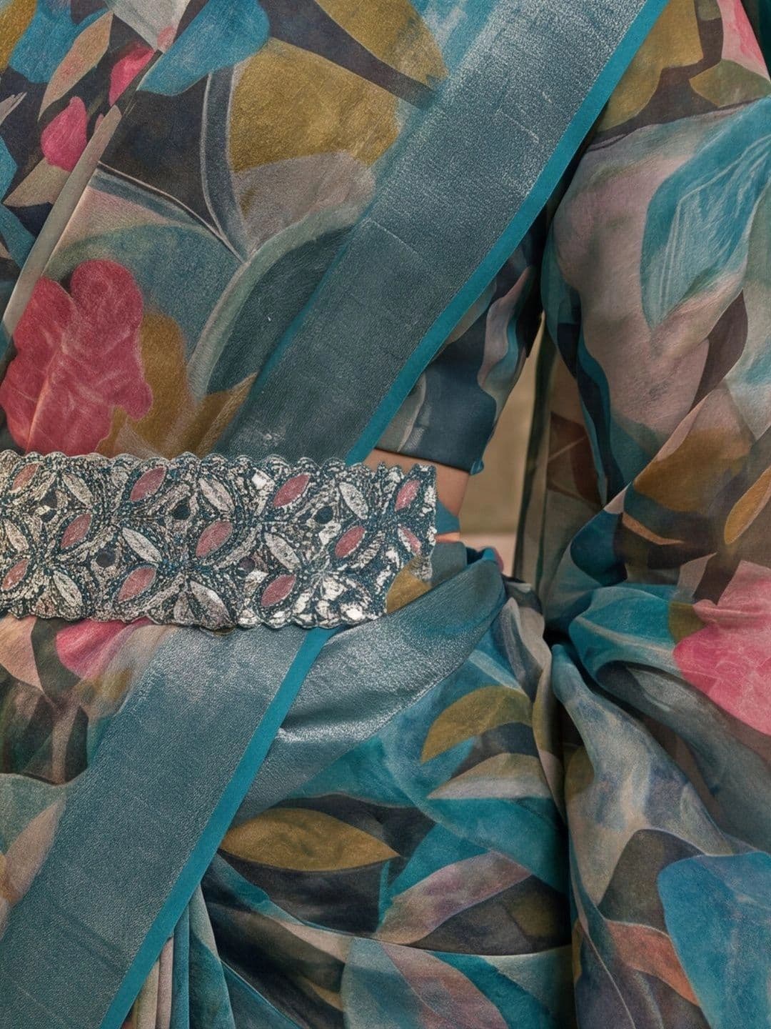 Mitera  Women Floral Zari Silk Cotton Fusion Saree thumbnail 4