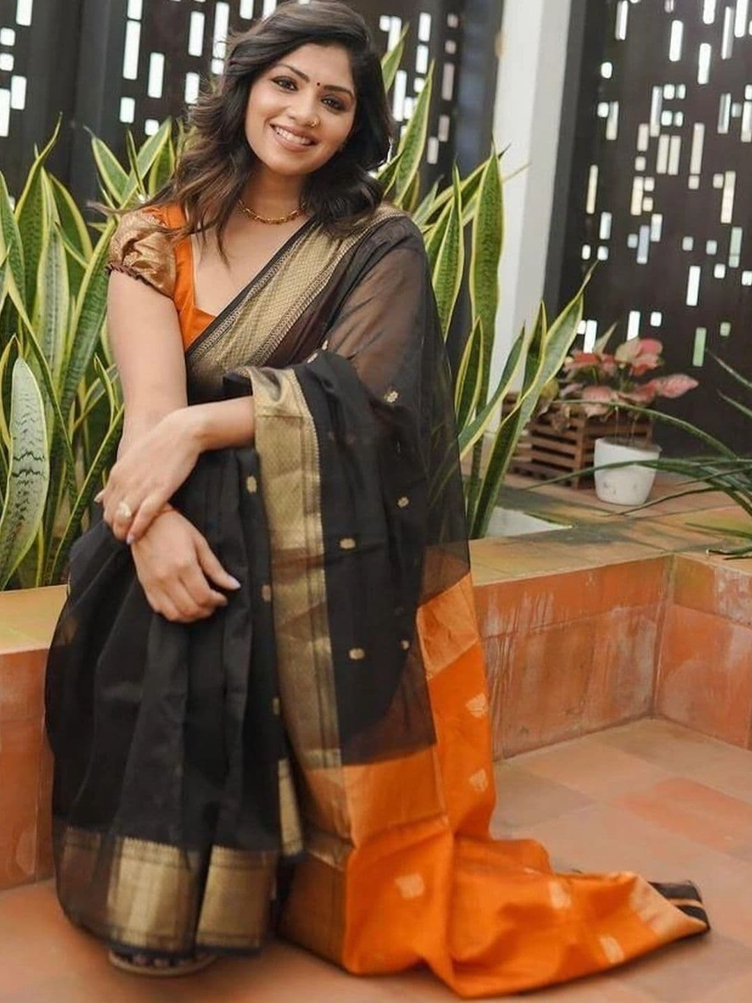 HERE&NOW  Women Zari Silk Blend Banarasi Saree thumbnail 7