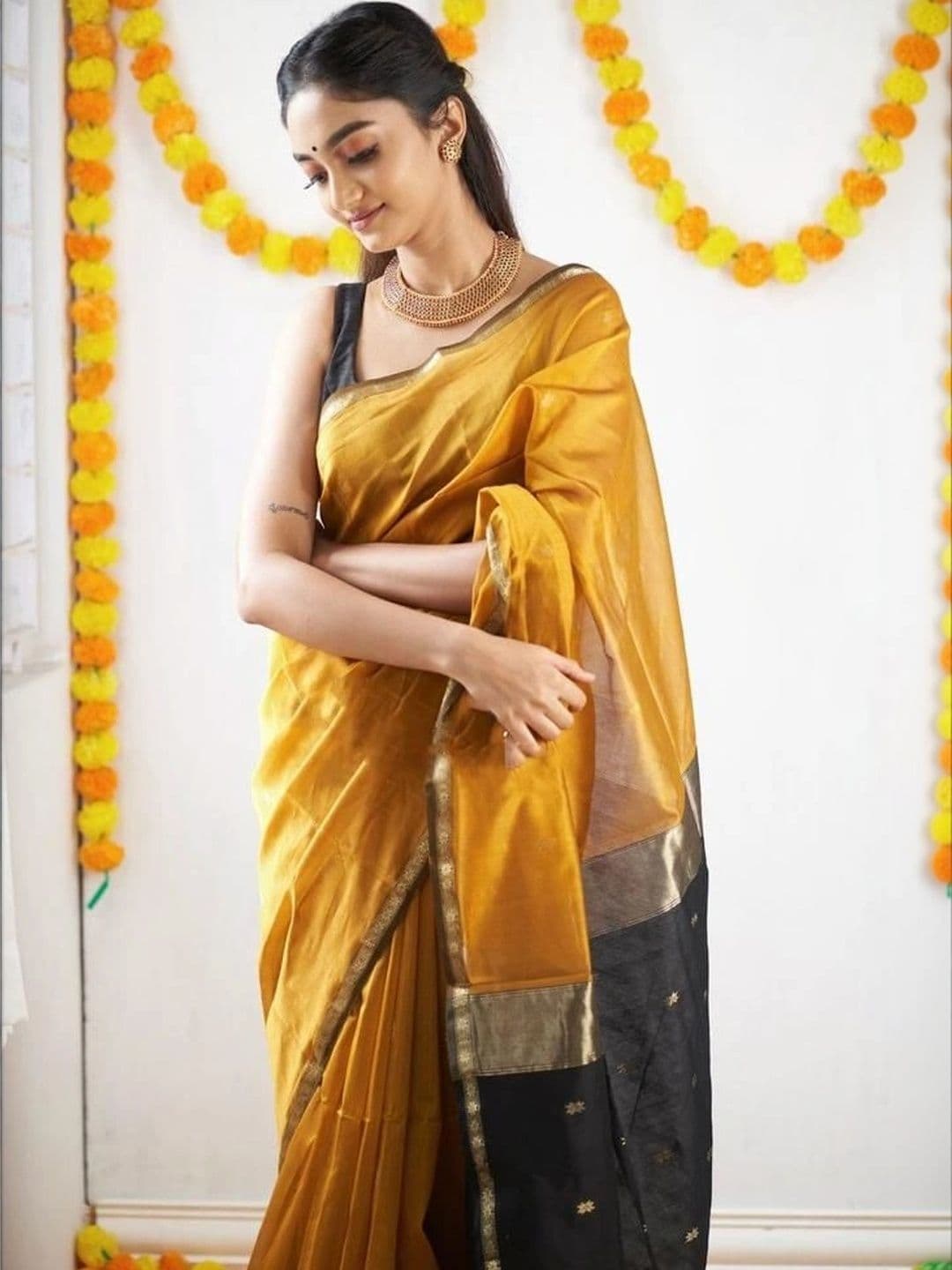 HERE&NOW Floral Zari Silk Blend Banarasi Saree thumbnail 5