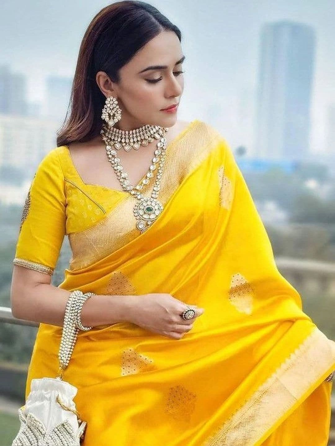 Milvia Ethnic Motifs Zari Silk Blend Designer Kanjeevaram Saree thumbnail 6
