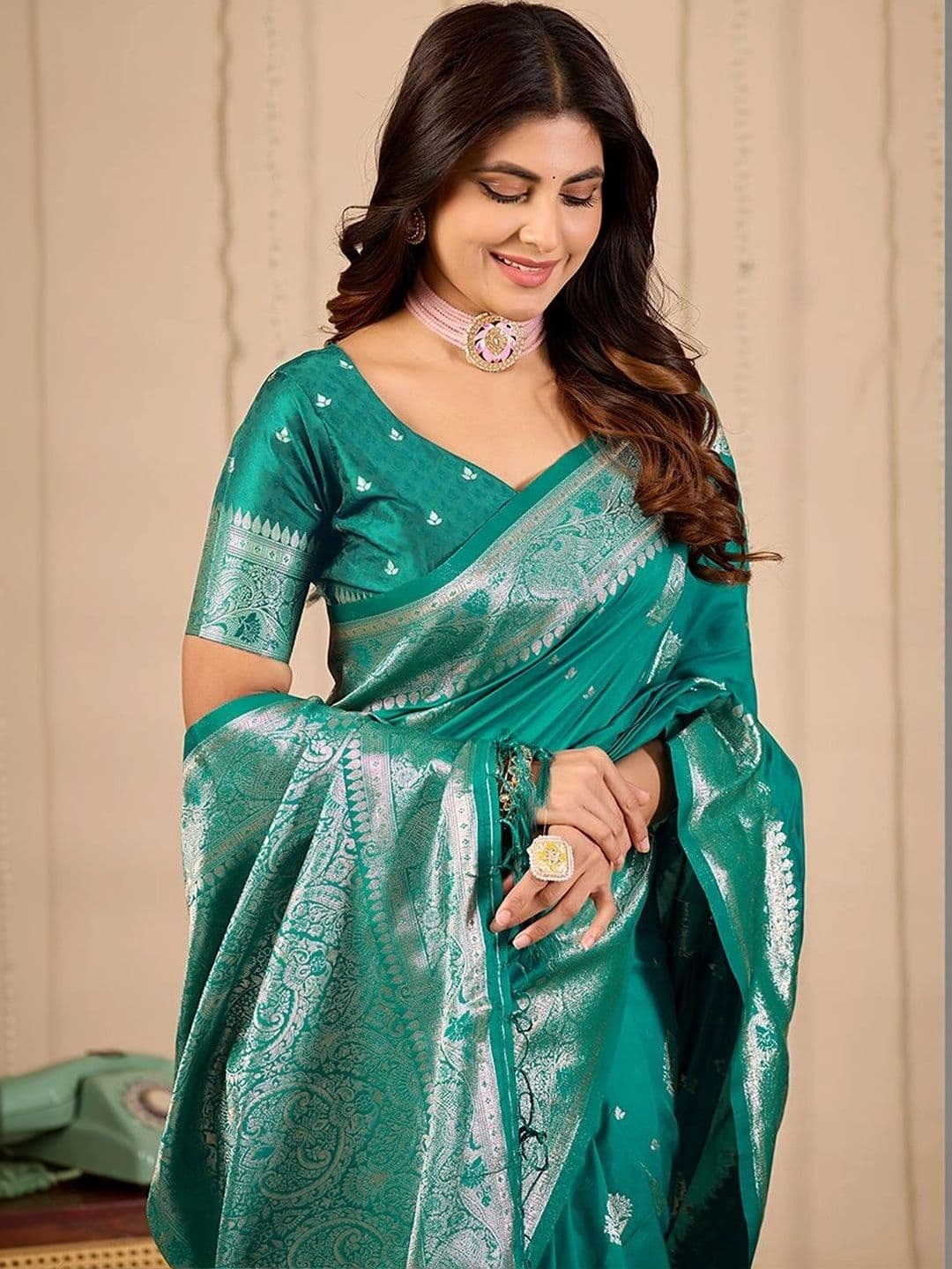 FABRINO Woven Design Zari Banarasi Saree thumbnail 5