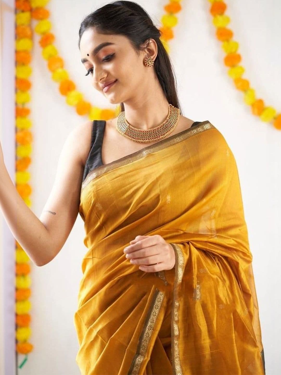 HERE&NOW Floral Zari Silk Blend Banarasi Saree thumbnail 6