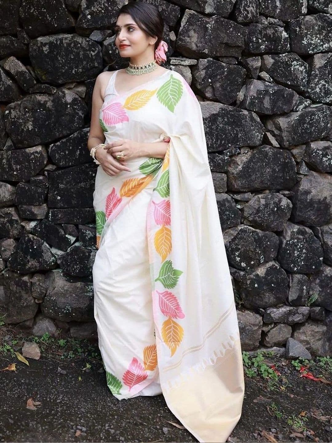 HERE&NOW Woven Design Zari Silk Blend Banarasi Saree thumbnail 3