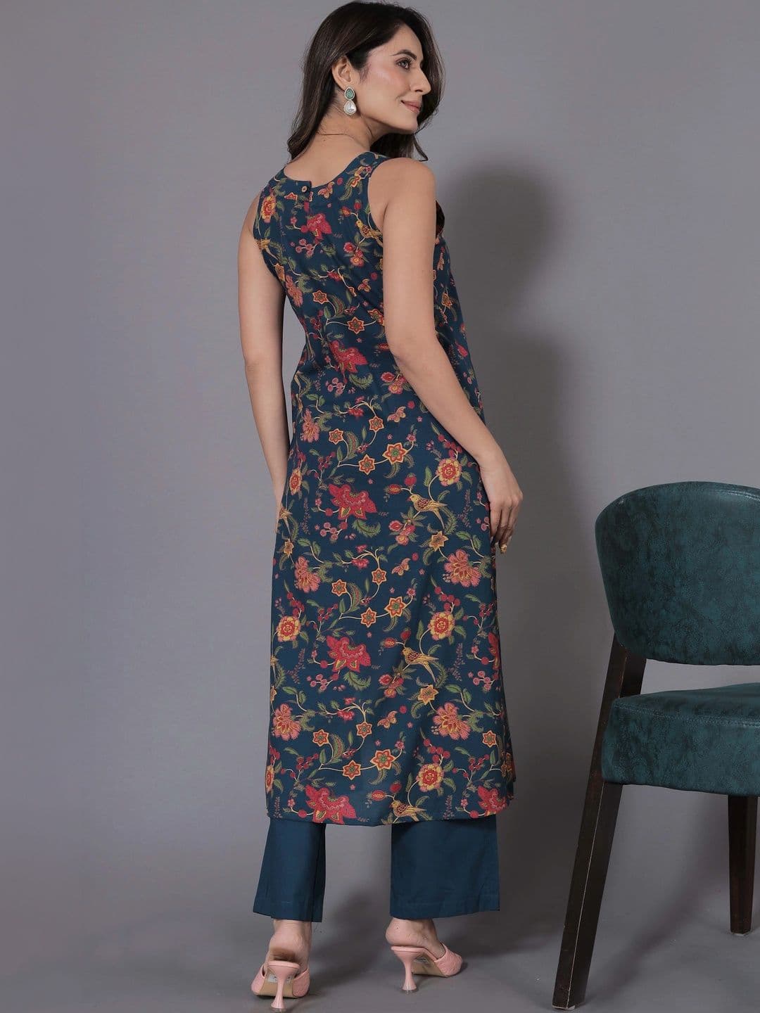 Charan Kanya Women Floral Printed Regular Kurta with Palazzos thumbnail 4