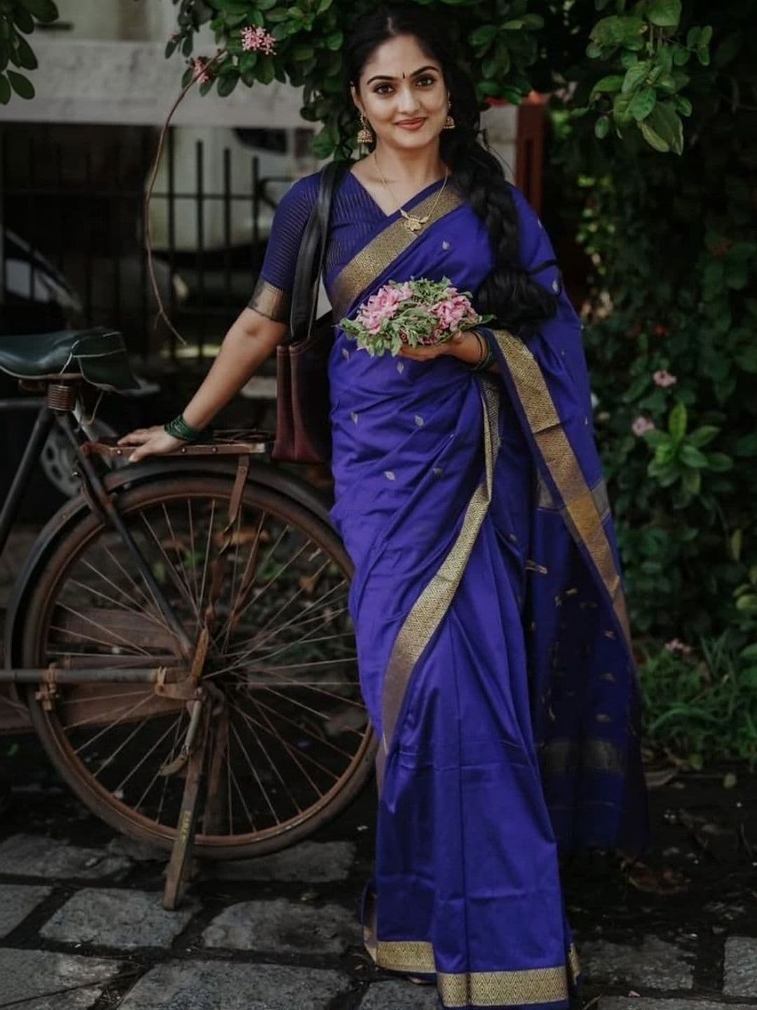 HERE&NOW Women Woven Design Zari Banarasi Saree thumbnail 4