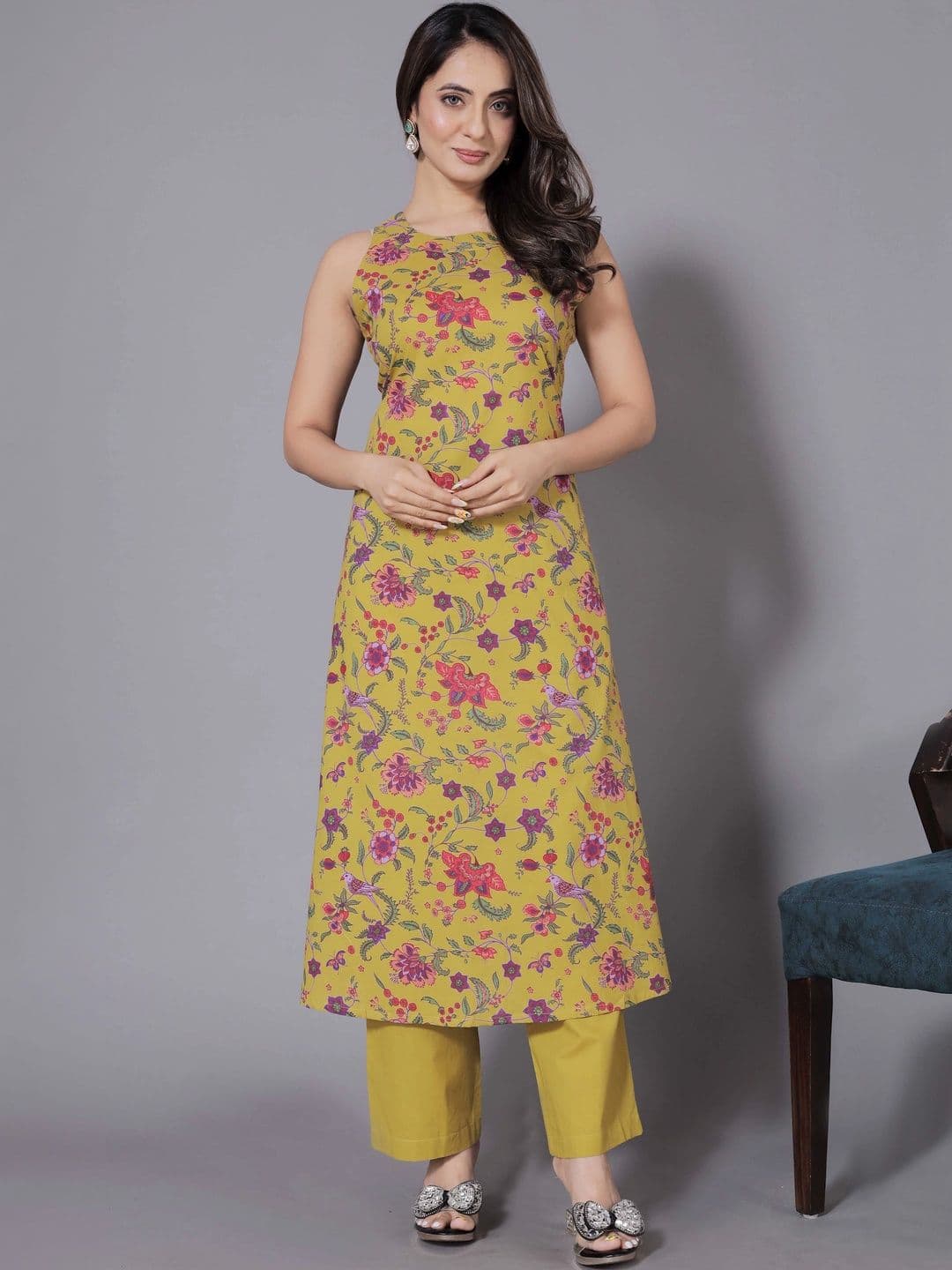 VidiRna Women Floral Printed Regular Kurta with Trousers thumbnail 5