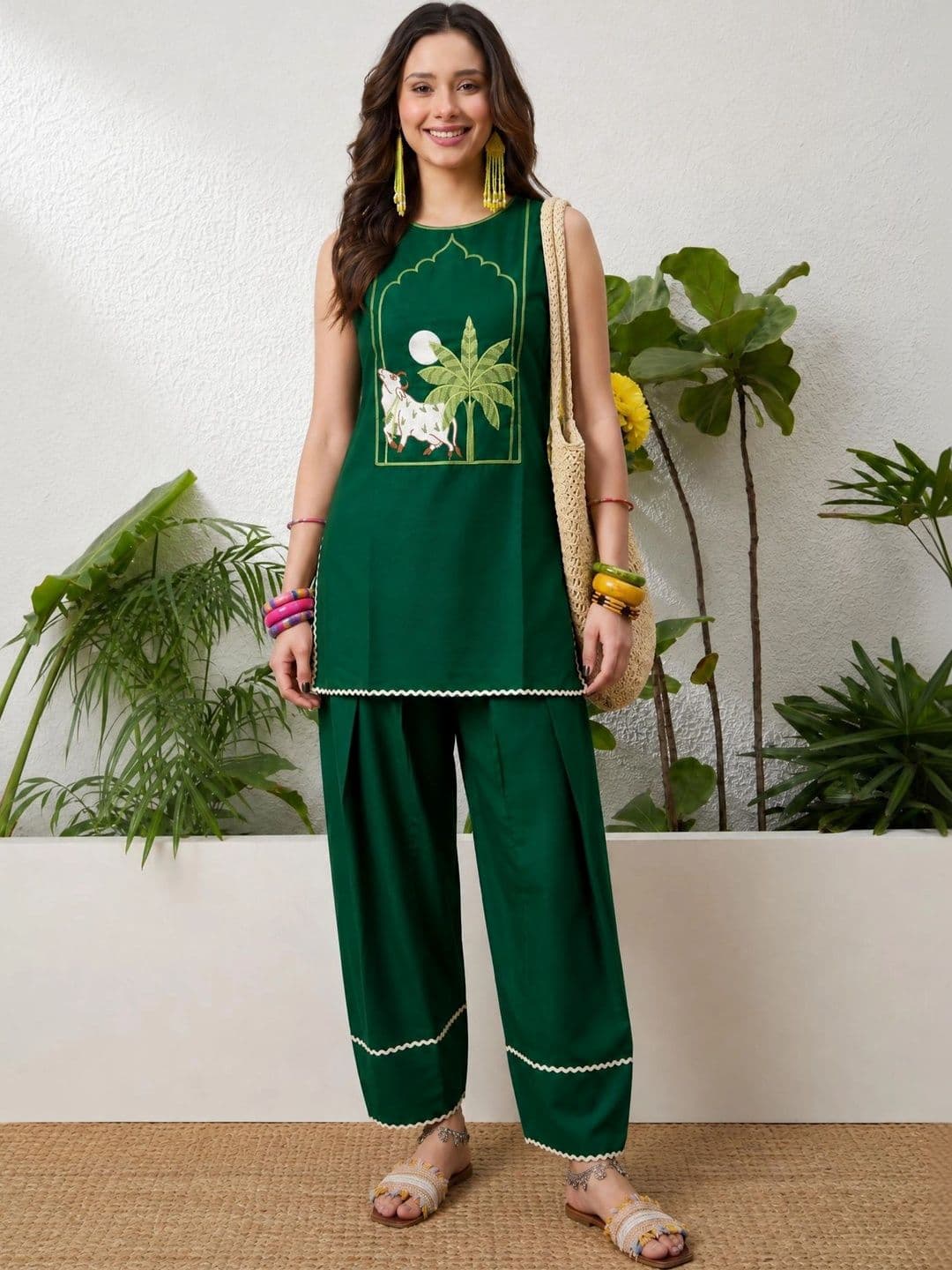 Youthnic Women Ethnic Motifs Embroidered Regular Thread Work Kurti with Farshi Salwar Set thumbnail 5