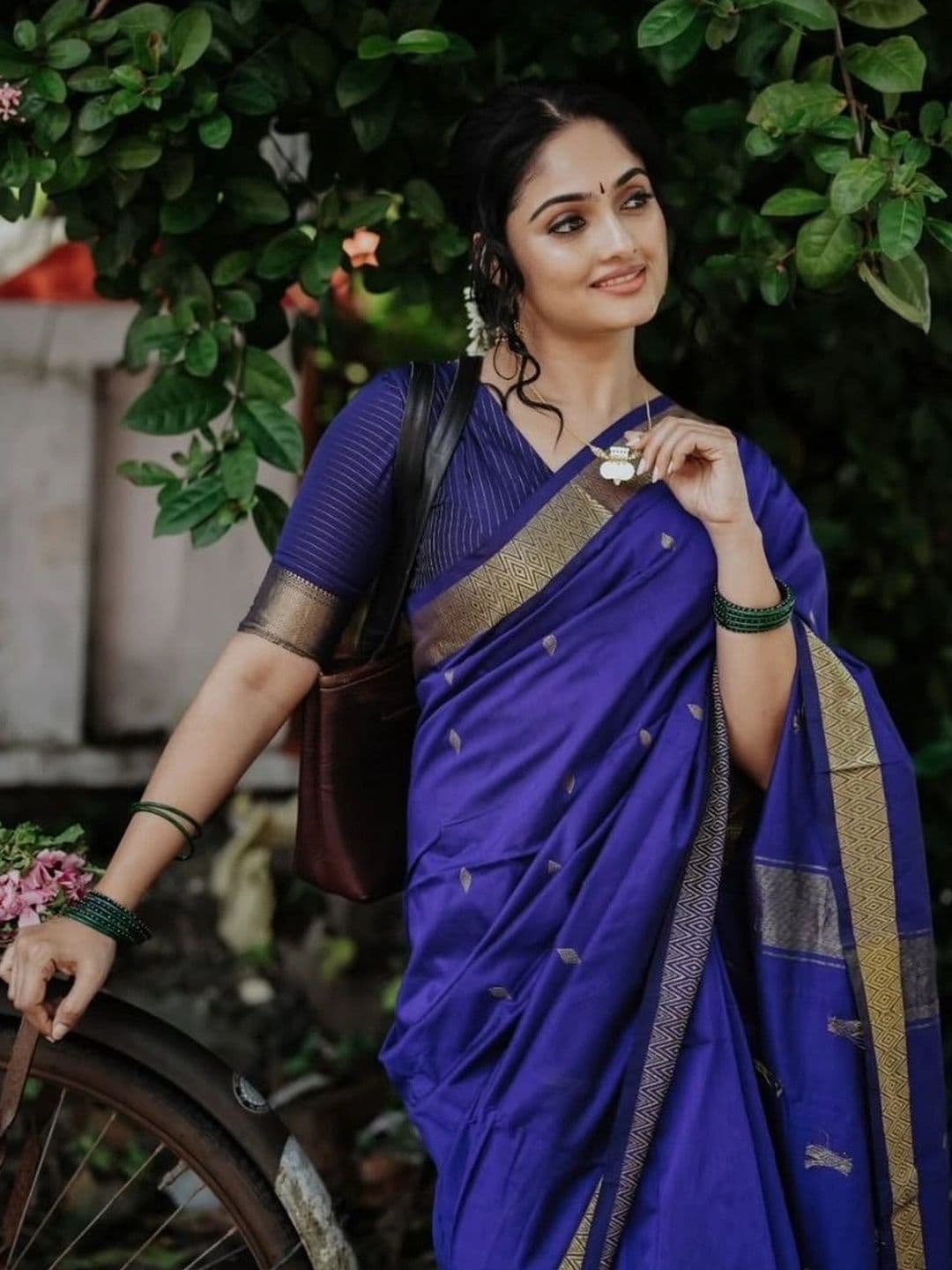 HERE&NOW Women Woven Design Zari Banarasi Saree thumbnail 3