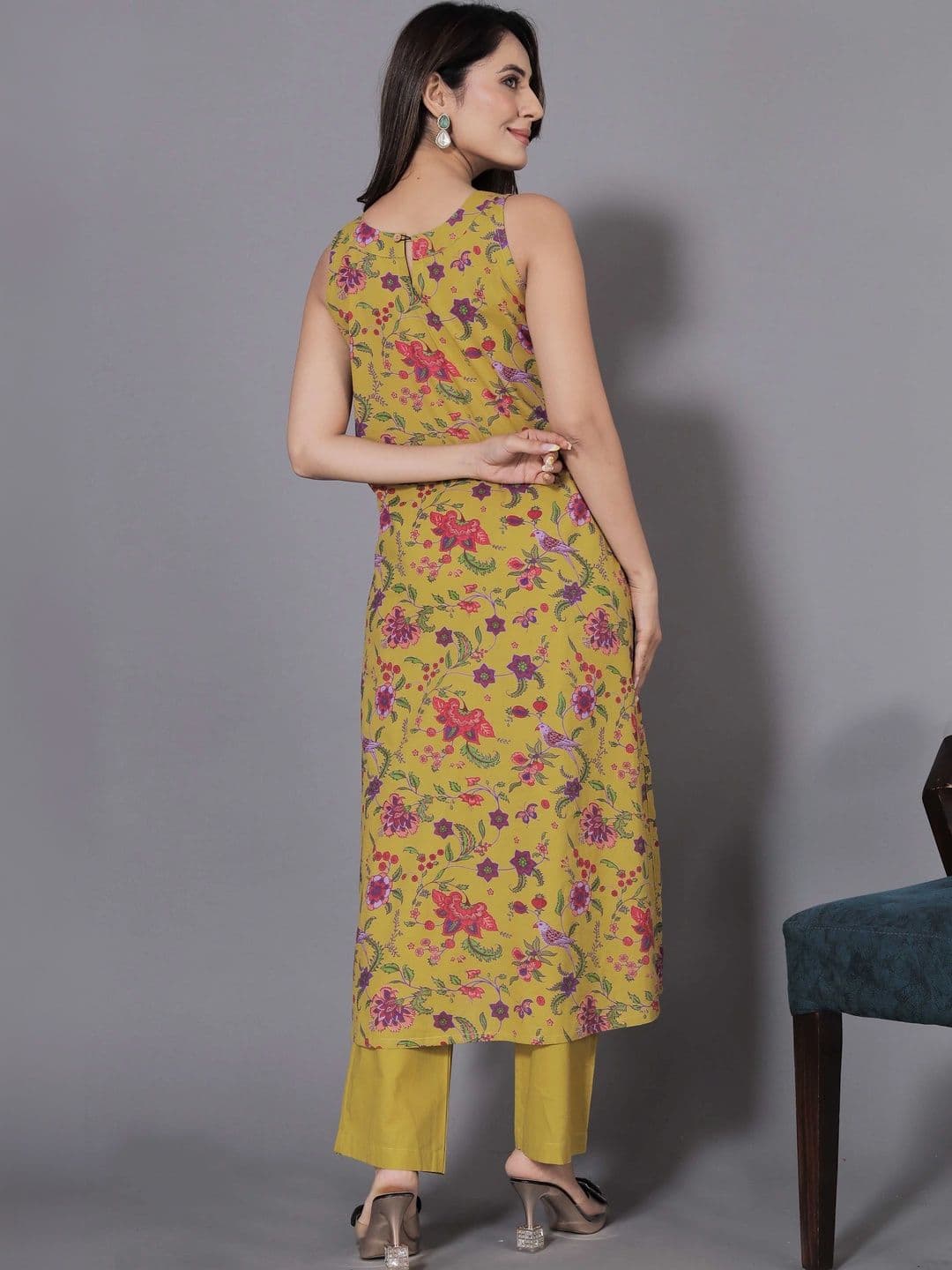 VidiRna Women Floral Printed Regular Kurta with Trousers thumbnail 4