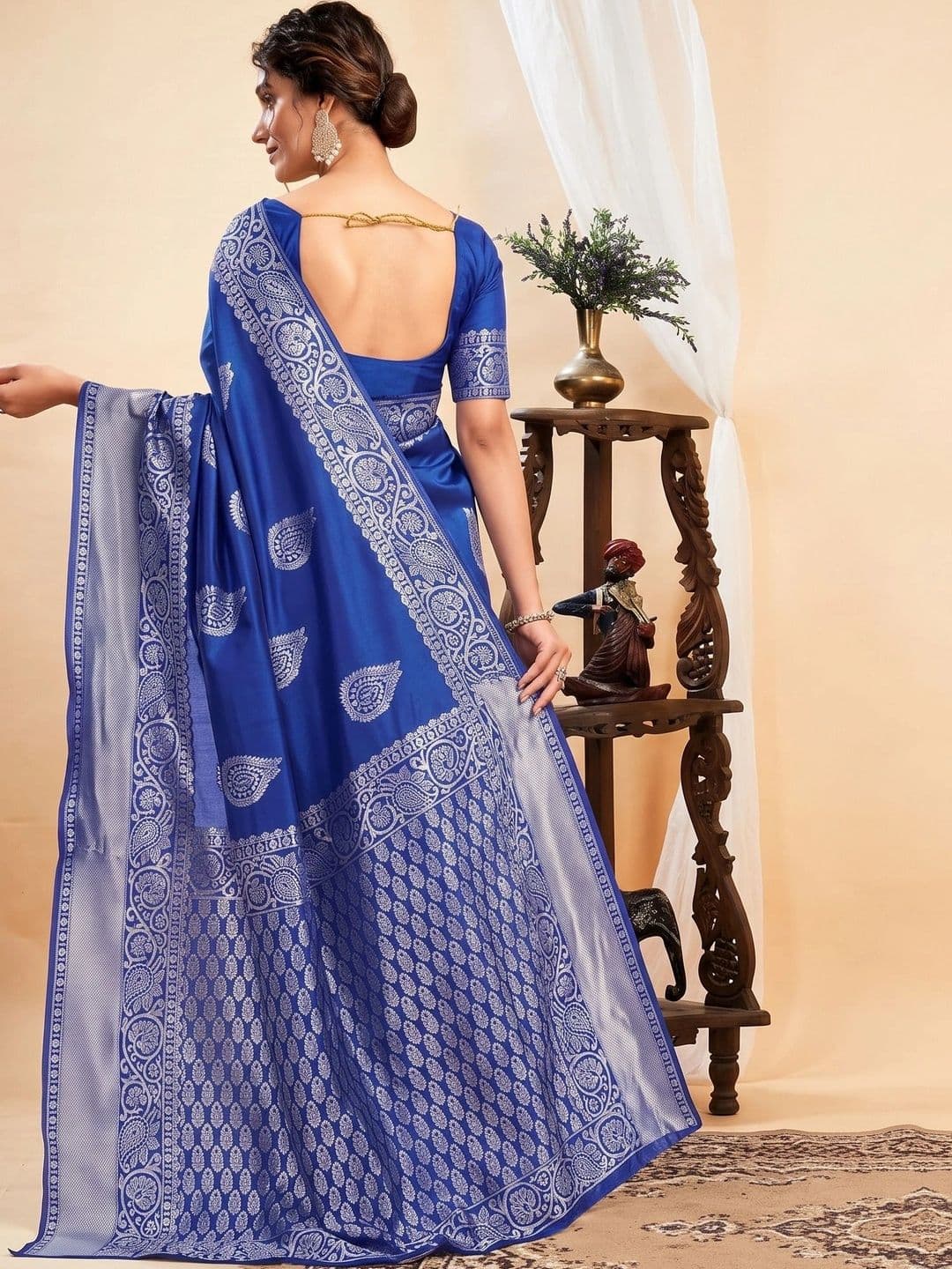 Milvia Ethnic Motifs Zari Silk Blend Designer Kanjeevaram Saree thumbnail 4