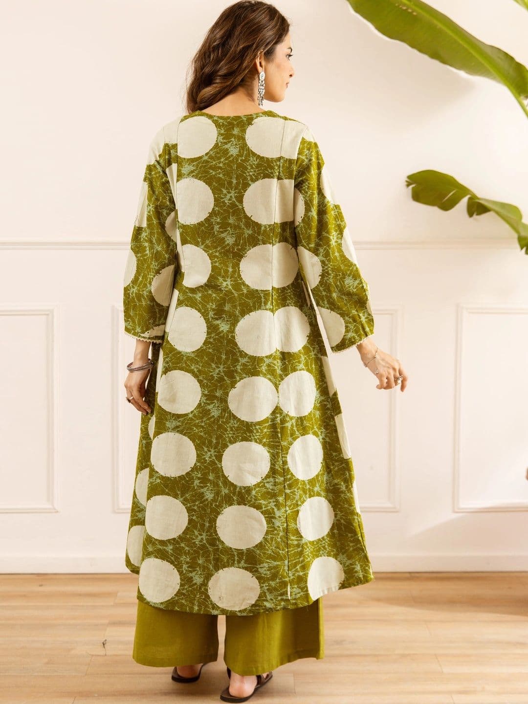 Nehamta Women Printed Regular Kurta with Palazzos thumbnail 2