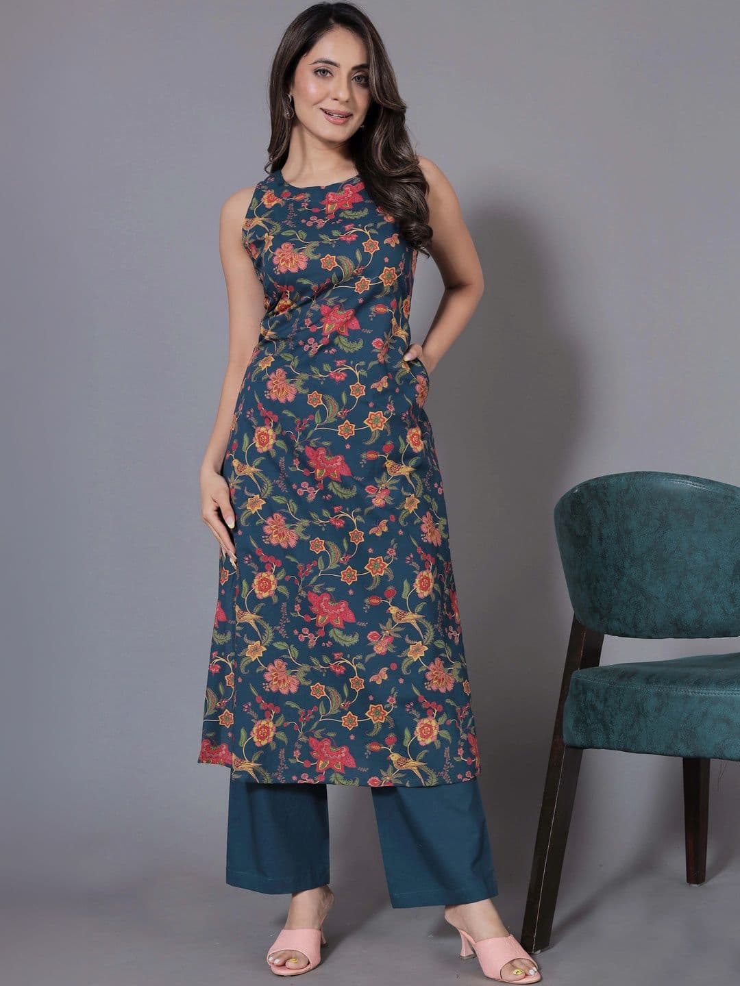 Charan Kanya Women Floral Printed Regular Kurta with Palazzos - view 1