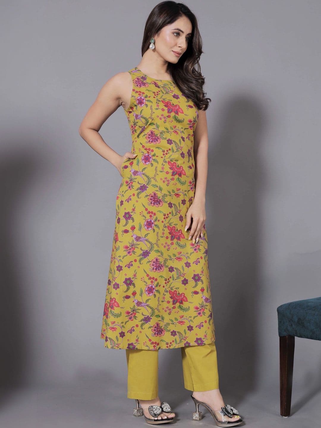 VidiRna Women Floral Printed Regular Kurta with Trousers thumbnail 3