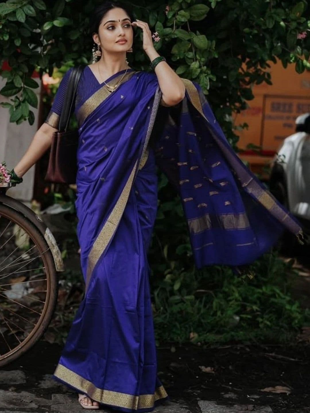 HERE&NOW Woven Design Zari Banarasi Saree thumbnail 3