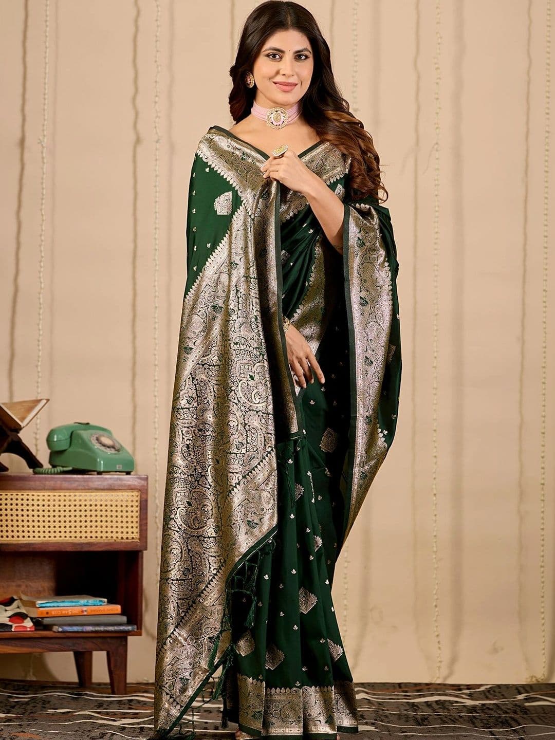 FABRINO Woven Design Zari Banarasi Saree thumbnail 2