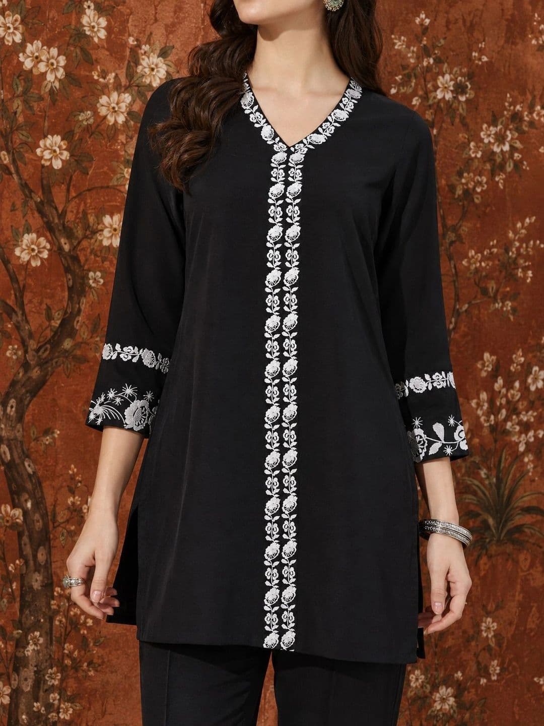 Sangria Women Ethnic Motifs Embroidered Regular Thread Work Kurta with Palazzos thumbnail 2